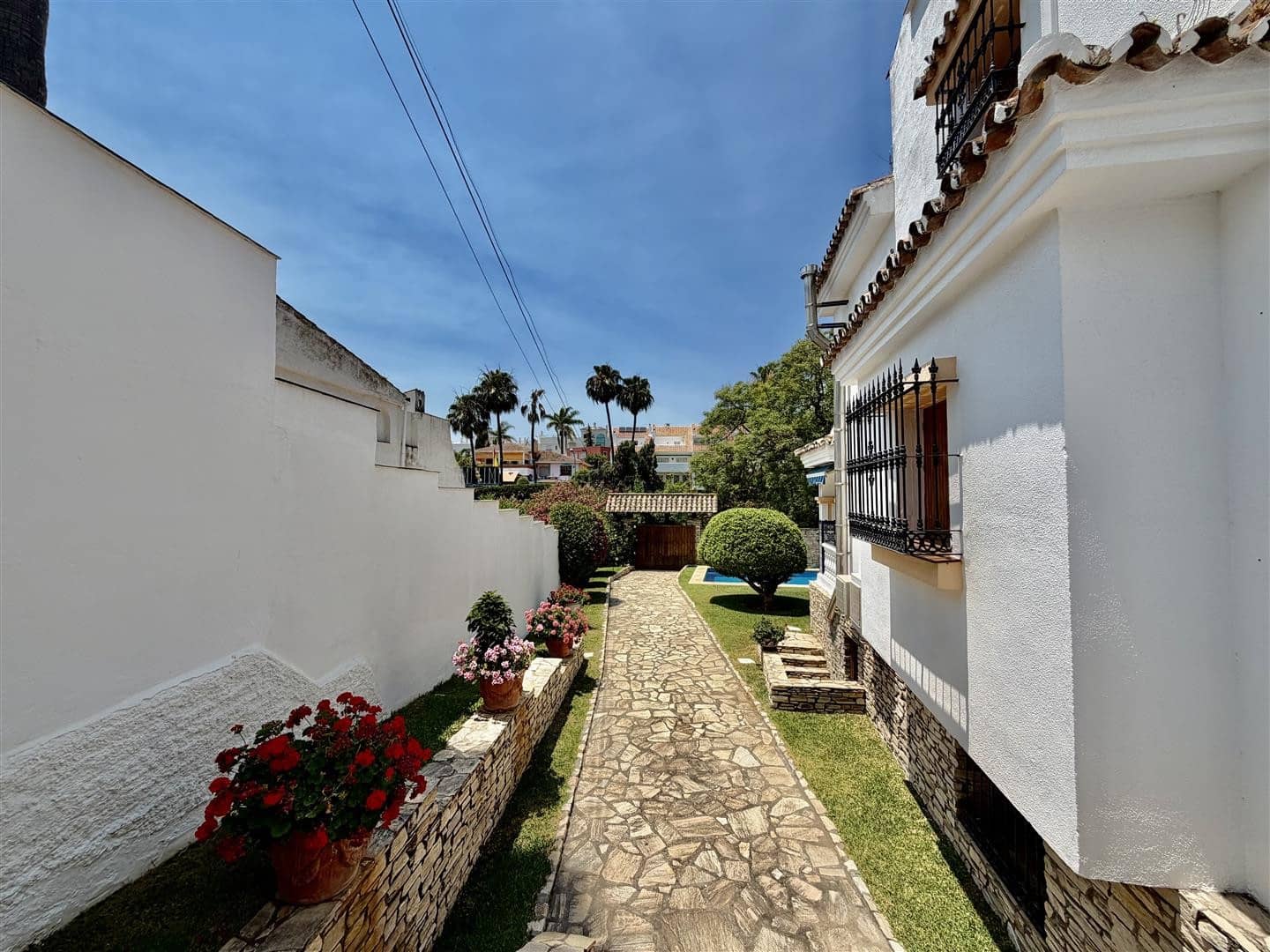3 Zimmer Doppelhaus zu verkaufen in Nueva Andalucia mit Pool Garage - 945.000 € (Ref: 8916127)