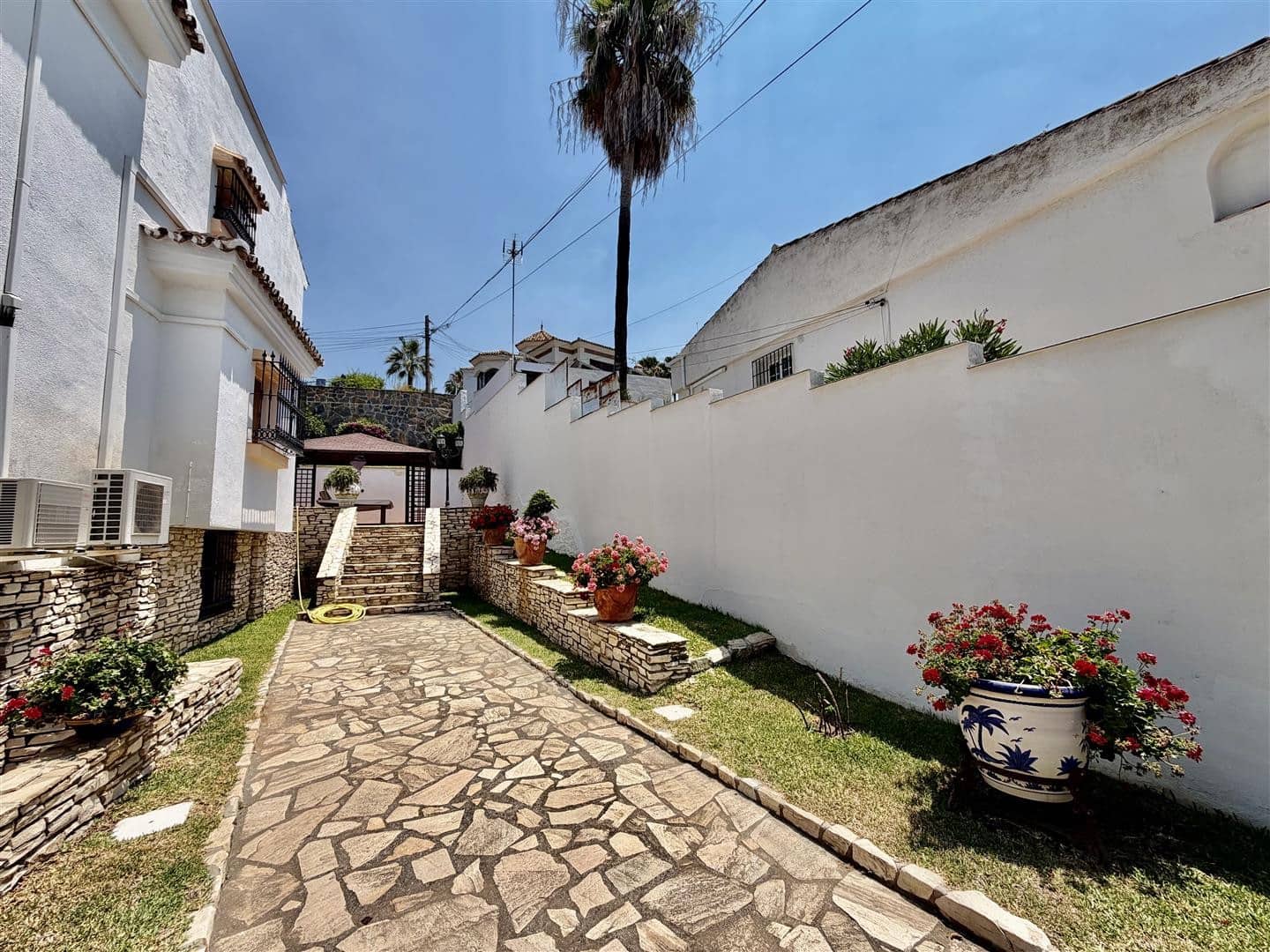 3 Zimmer Doppelhaus zu verkaufen in Nueva Andalucia mit Pool Garage - 945.000 € (Ref: 8916127)