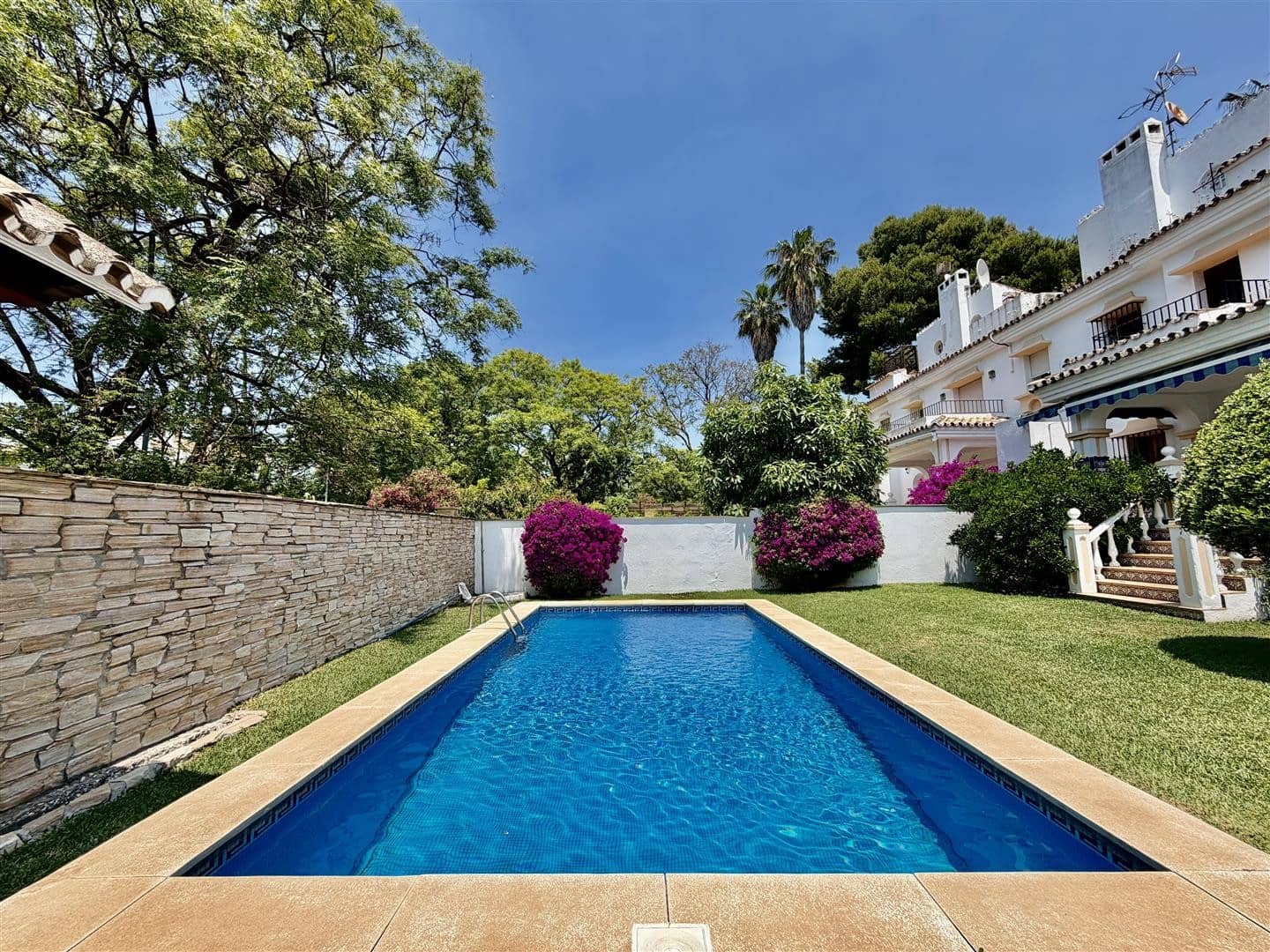 3 Zimmer Doppelhaus zu verkaufen in Nueva Andalucia mit Pool Garage - 945.000 € (Ref: 8916127)