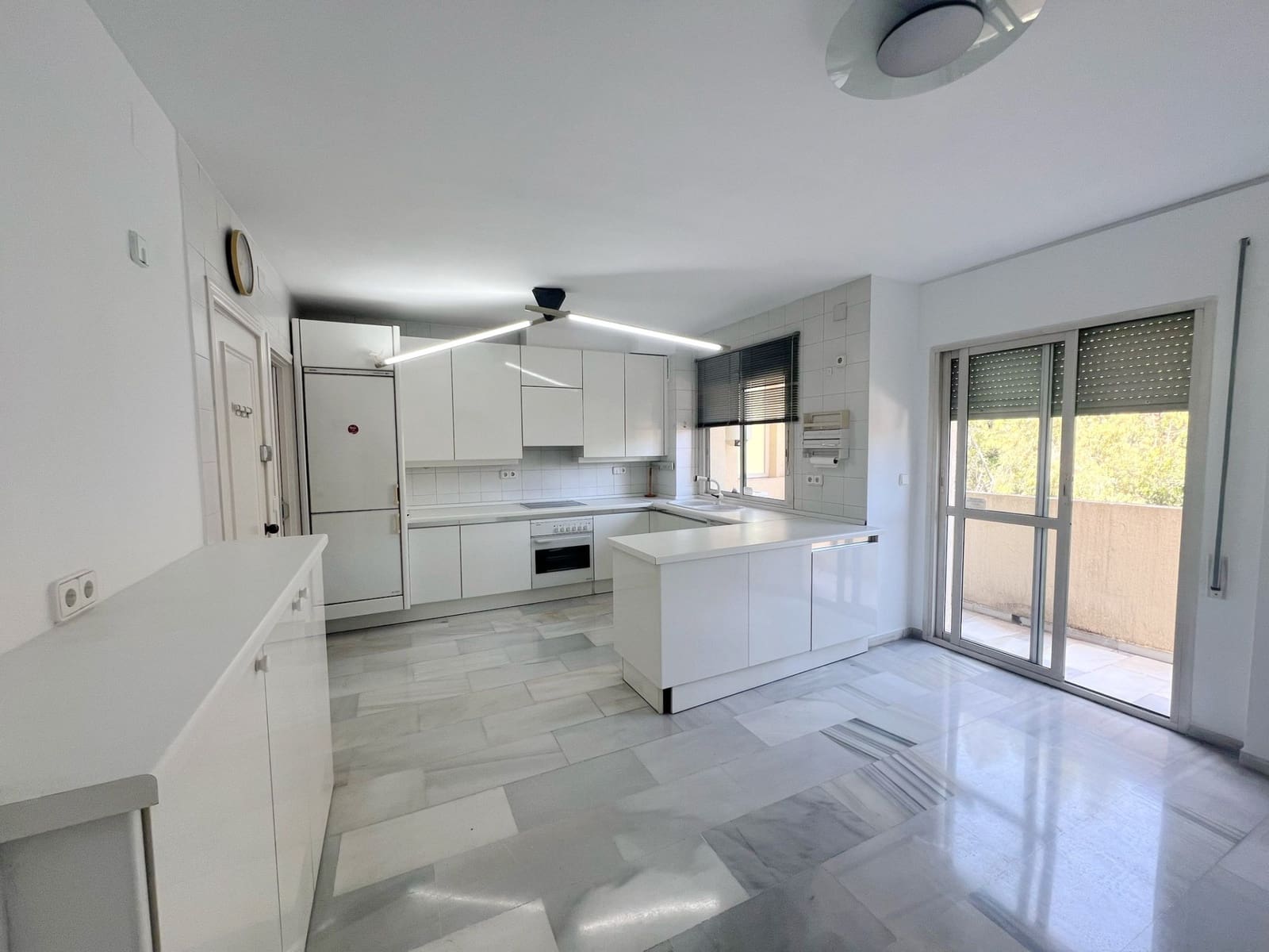4 sypialnia Penthouse na sprzedaż w Marbella z garażem - 779 500 € (Ref: 8921345)