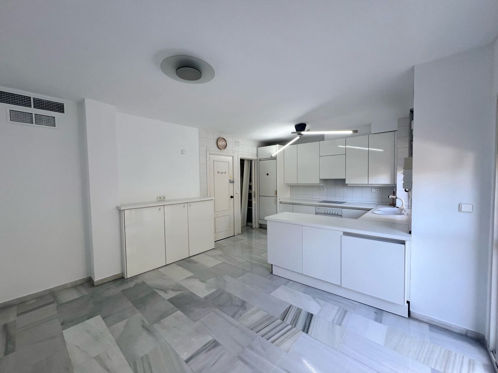 4 sypialnia Penthouse na sprzedaż w Marbella z garażem - 779 500 € (Ref: 8921345)