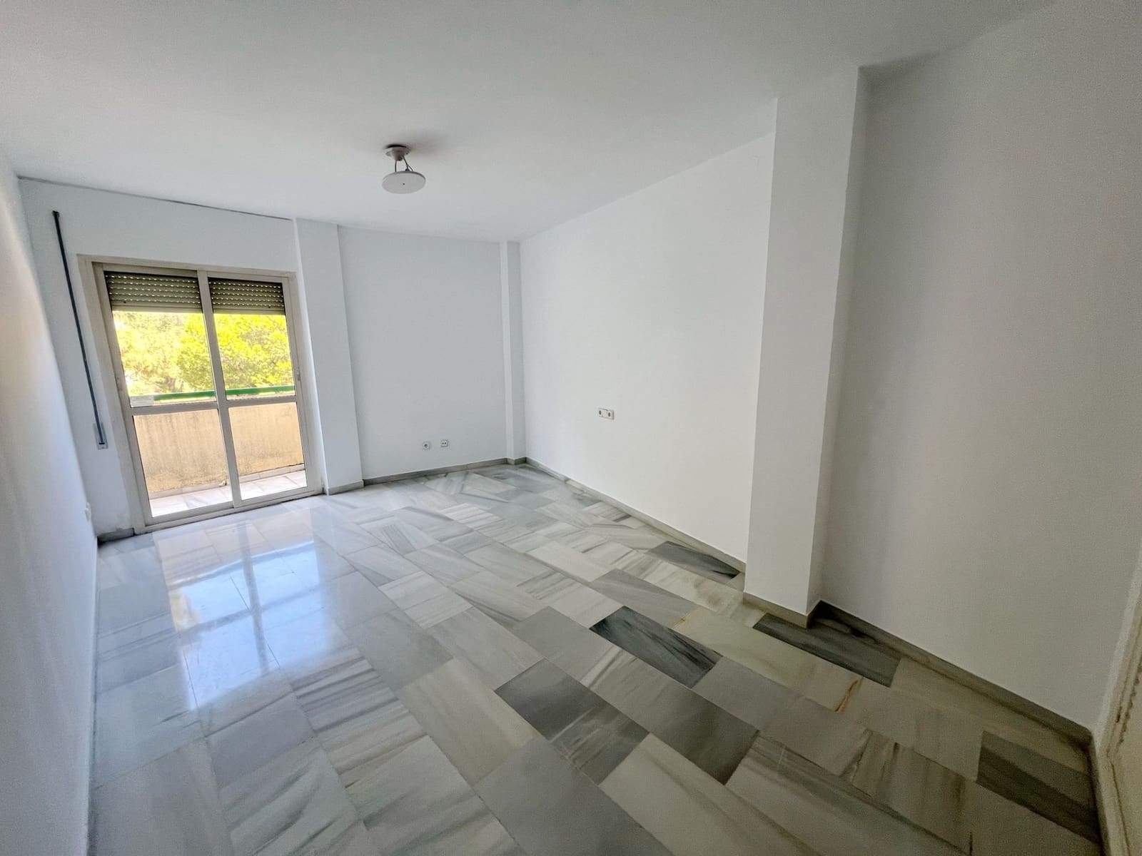 4 sypialnia Penthouse na sprzedaż w Marbella z garażem - 779 500 € (Ref: 8921345)