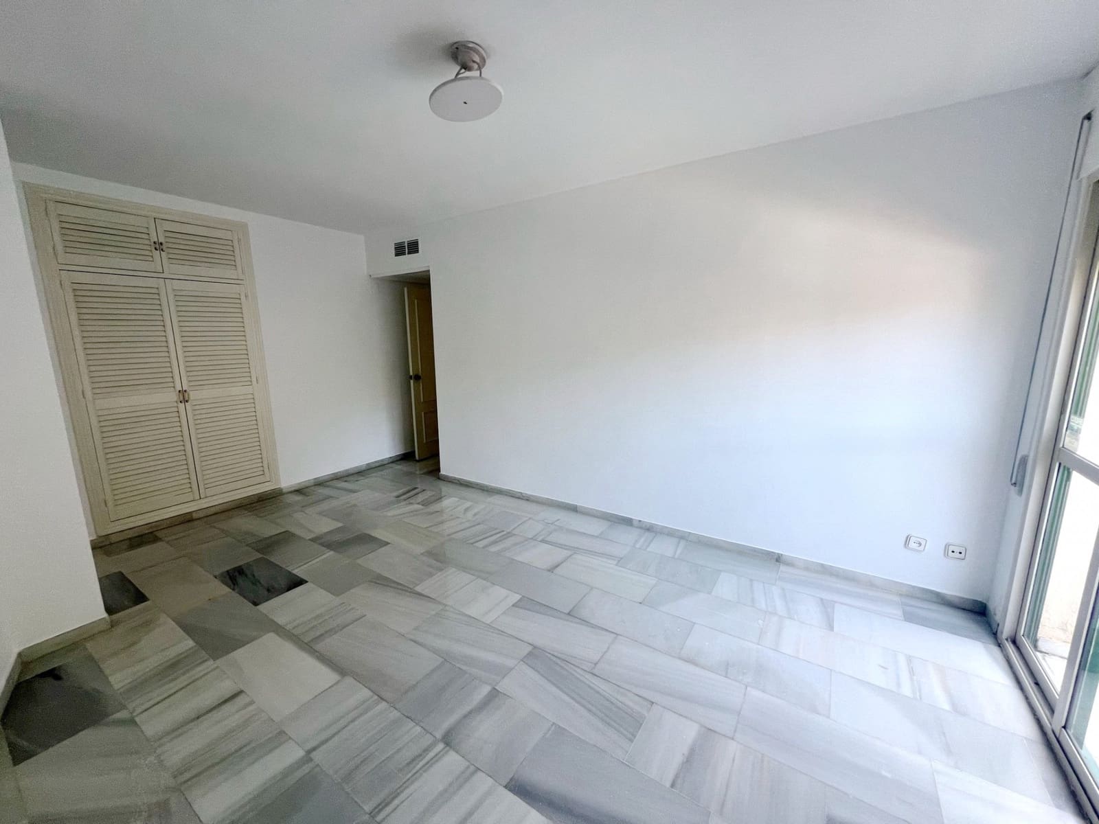 4 sypialnia Penthouse na sprzedaż w Marbella z garażem - 779 500 € (Ref: 8921345)