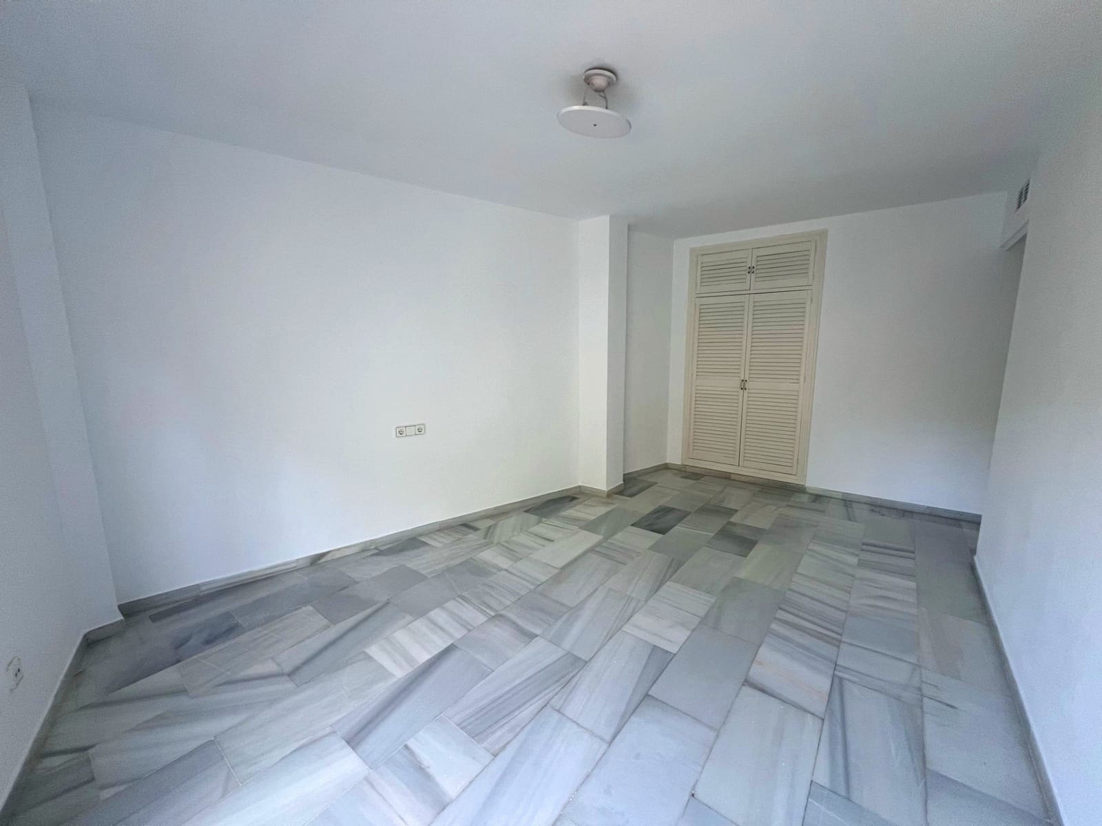 4 sypialnia Penthouse na sprzedaż w Marbella z garażem - 779 500 € (Ref: 8921345)