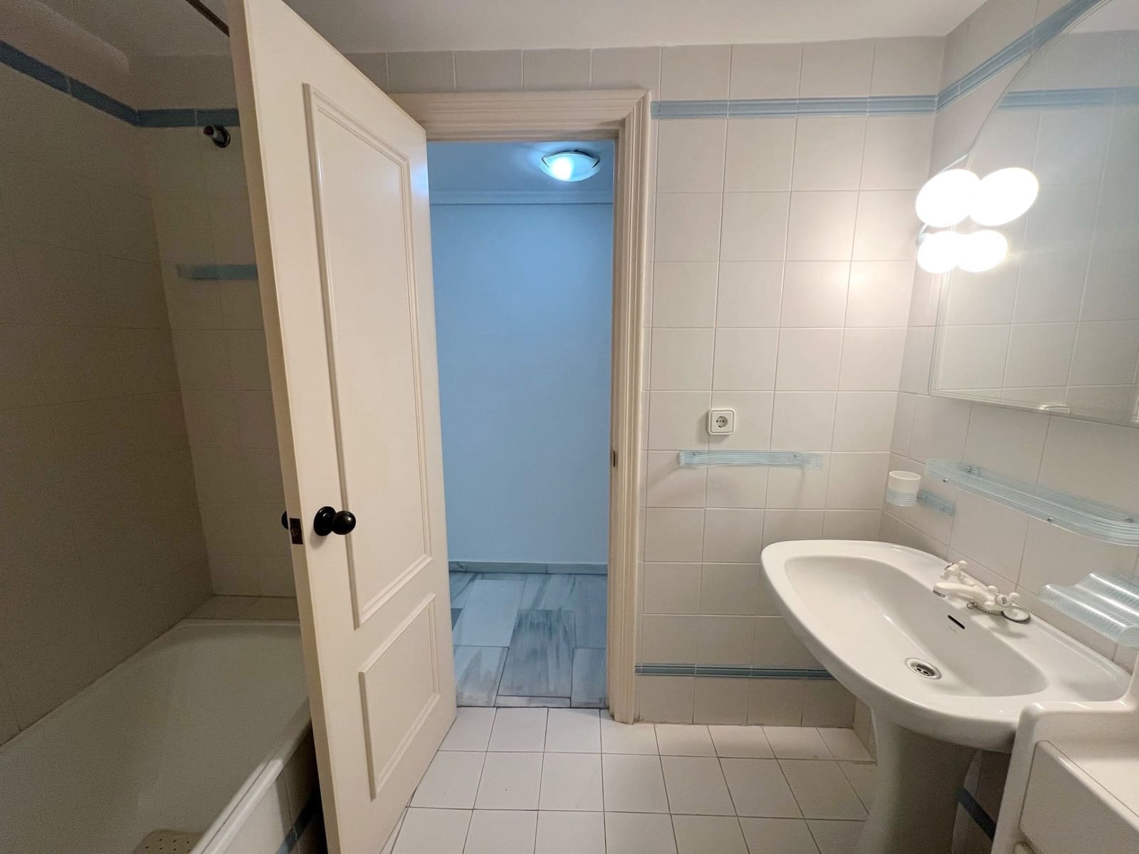 4 sypialnia Penthouse na sprzedaż w Marbella z garażem - 779 500 € (Ref: 8921345)