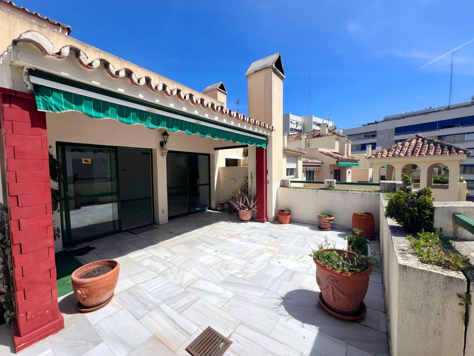 4 sypialnia Penthouse na sprzedaż w Marbella z garażem - 779 500 € (Ref: 8921345)