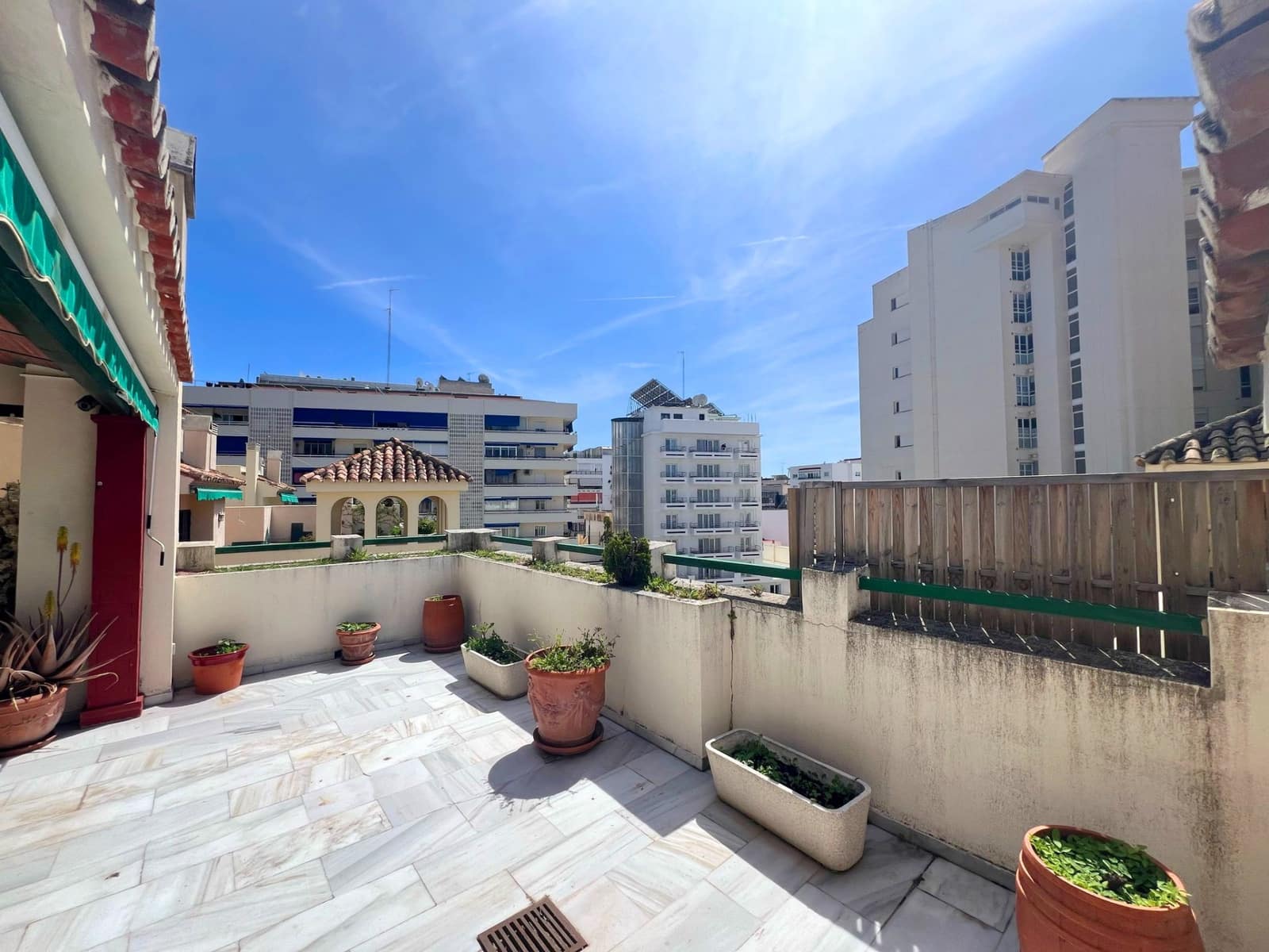 4 sypialnia Penthouse na sprzedaż w Marbella z garażem - 779 500 € (Ref: 8921345)