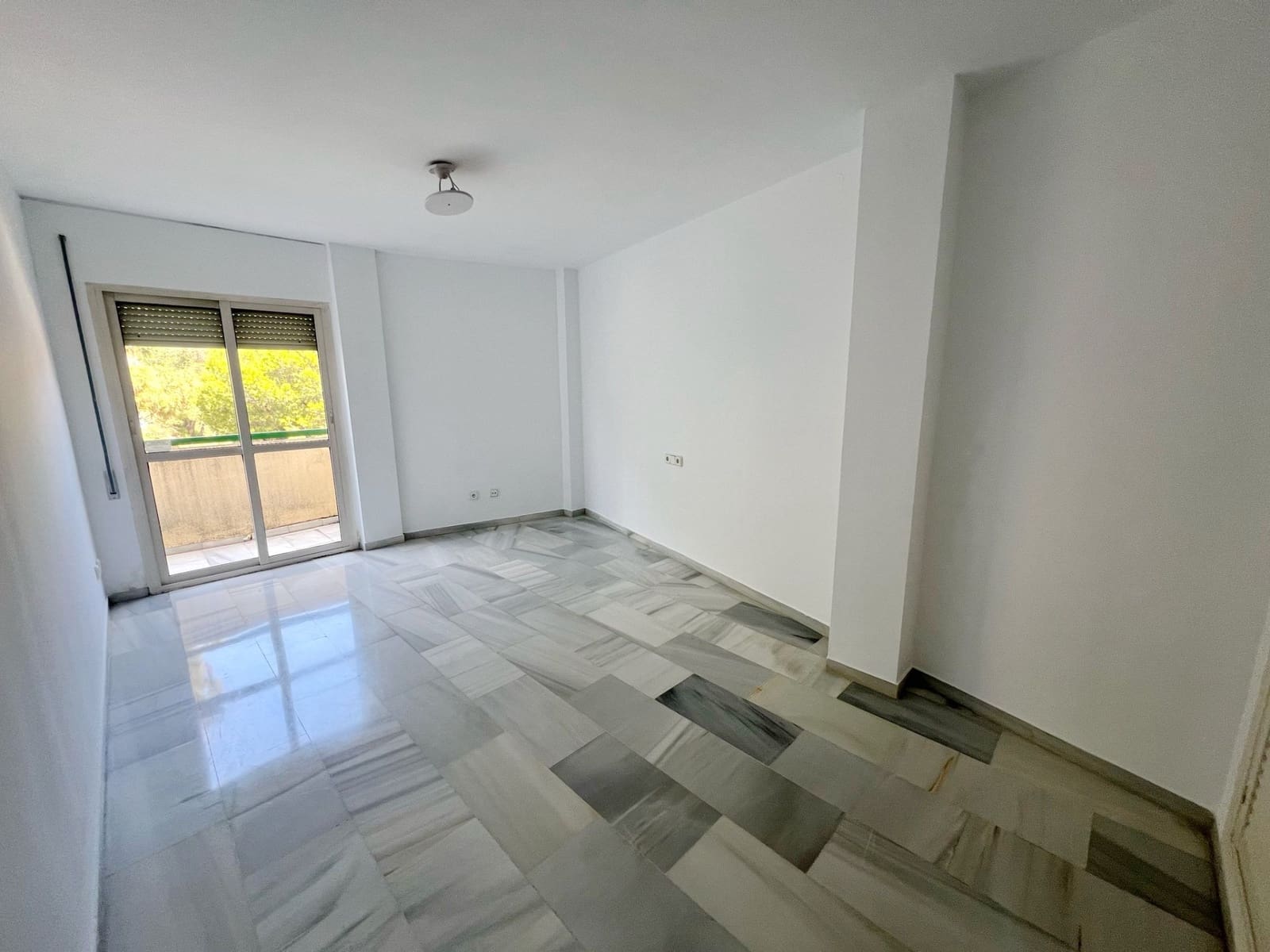 4 bedroom Penthouse for sale in Marbella with garage - € 779,500 (Ref: 8921345)