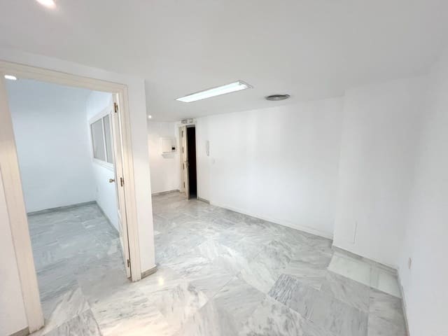 Kontor til salgs i Marbella med garasje - € 680 000 (Ref: 8926394)