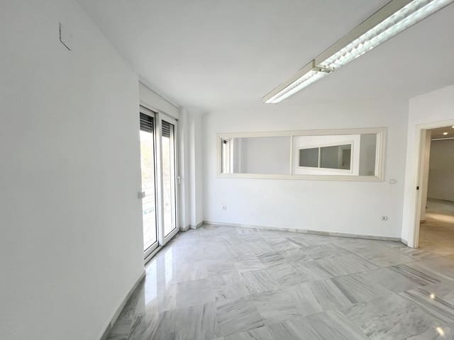 Kontor til salgs i Marbella med garasje - € 680 000 (Ref: 8926394)