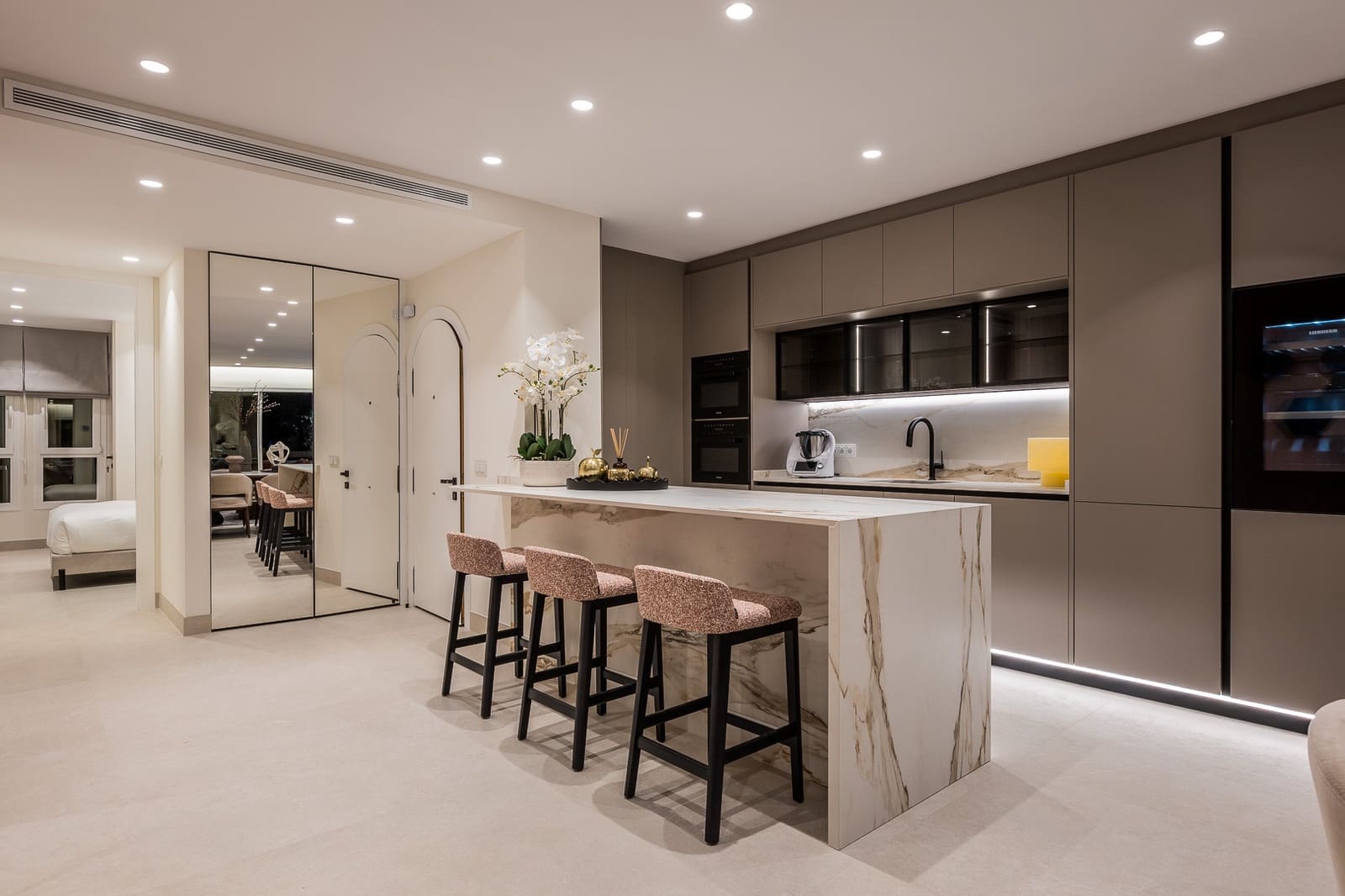 3 sypialnia Apartament na sprzedaż w Marbella z basenem garażem - 2 450 000 € (Ref: 8946648)