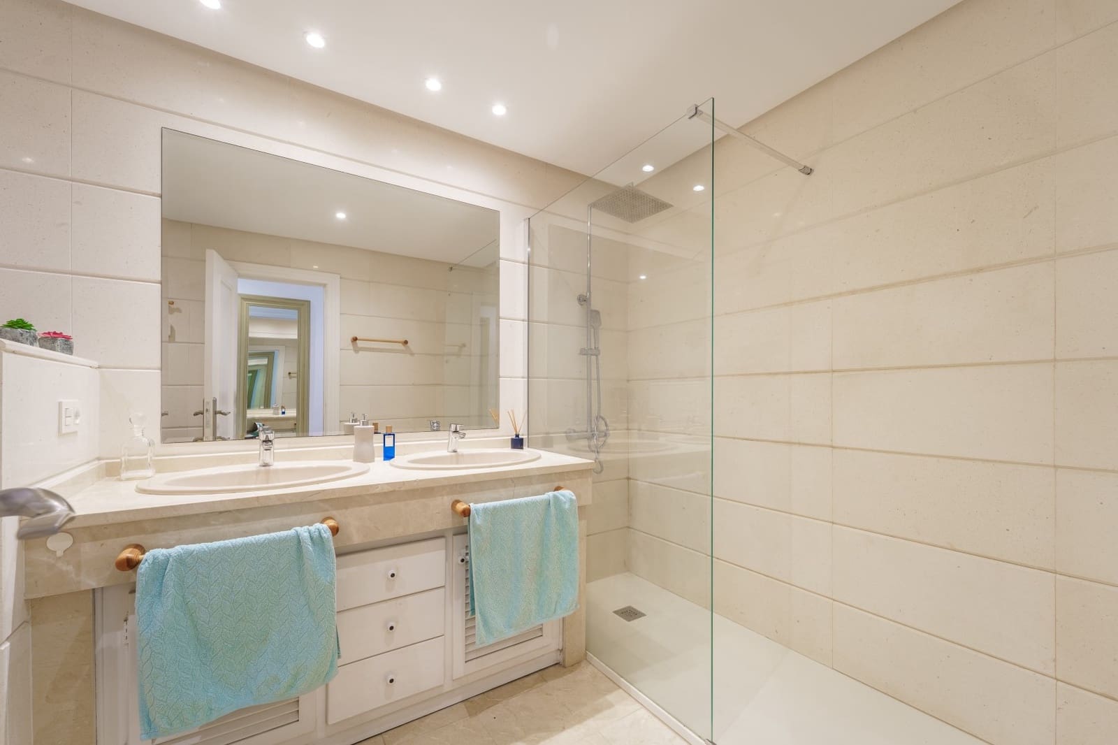 2 soverom Leilighet til salgs i Guadalmansa med svømmebasseng garasje - € 550 000 (Ref: 9001251)