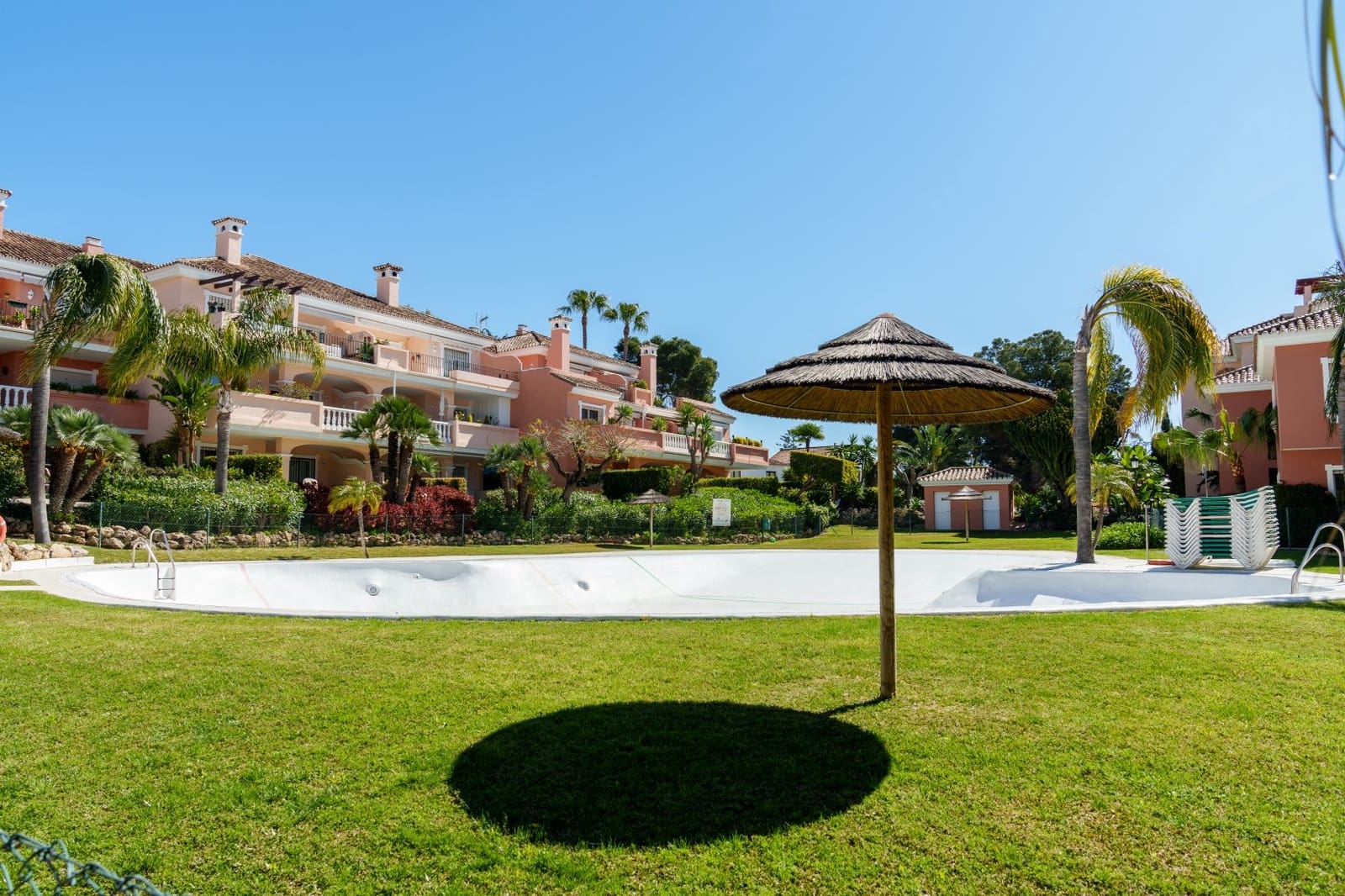 2 soverom Leilighet til salgs i Guadalmansa med svømmebasseng garasje - € 550 000 (Ref: 9001251)