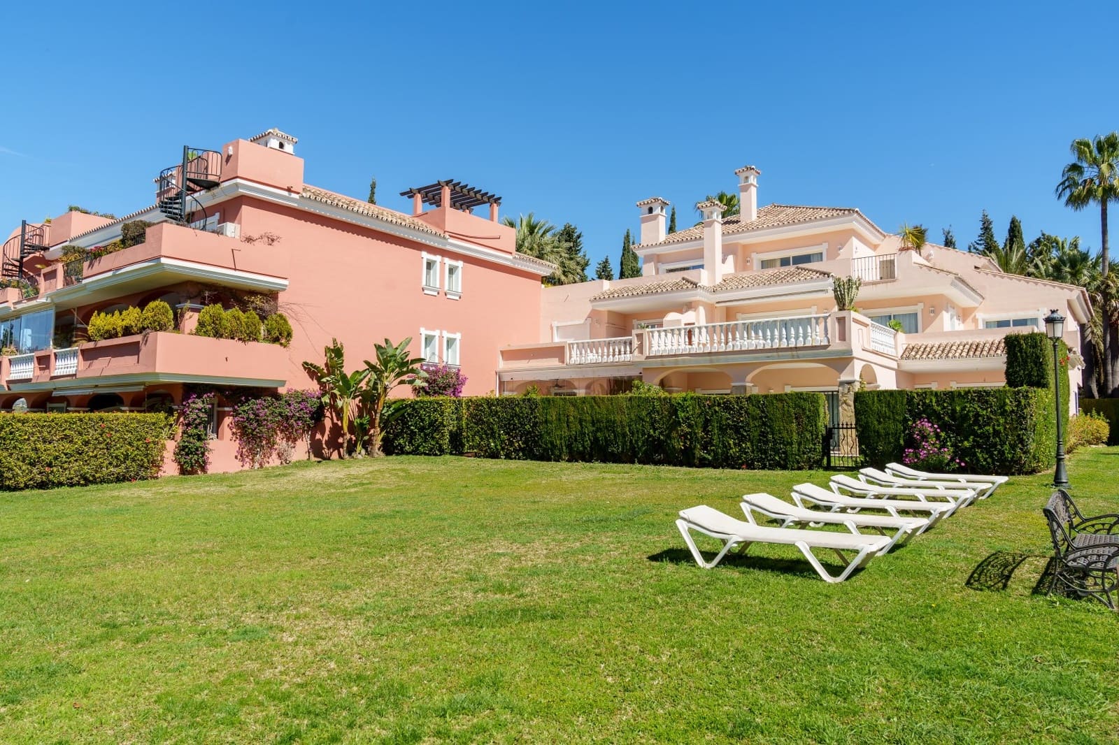 2 soverom Leilighet til salgs i Guadalmansa med svømmebasseng garasje - € 550 000 (Ref: 9001251)