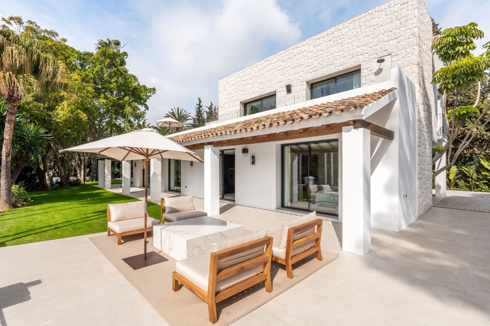 5 bedroom Villa for sale in Nueva Andalucia with pool garage - € 8,300,000 (Ref: 9001252)