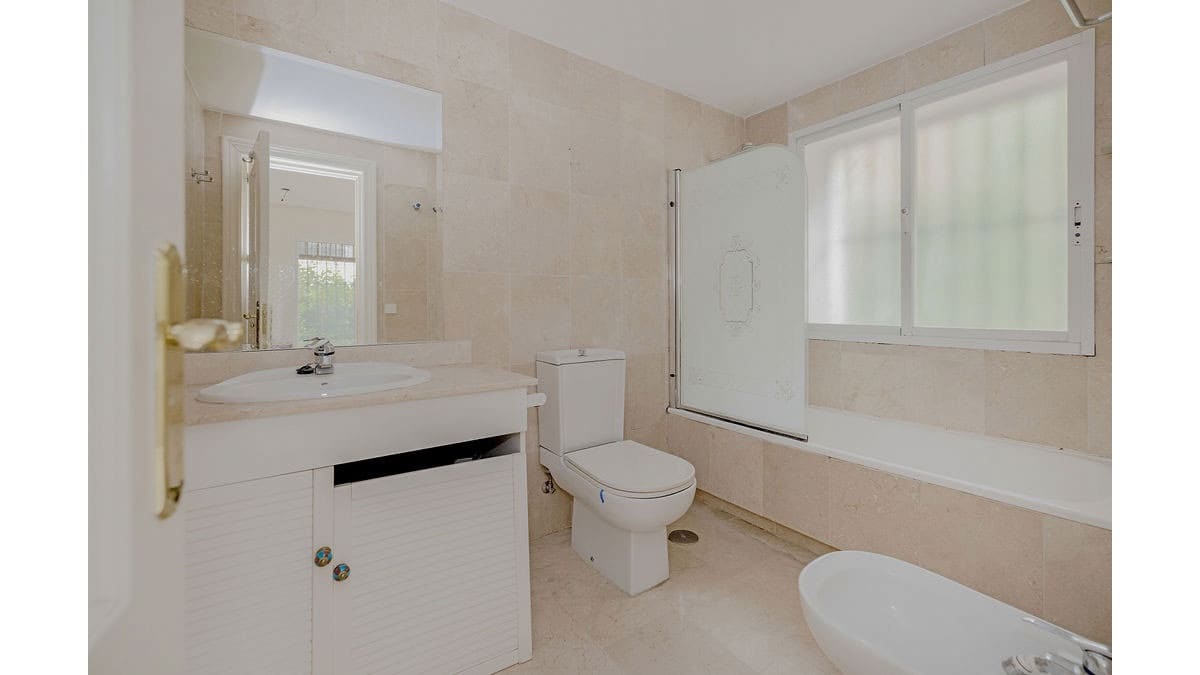 3 bedroom Apartment for sale in La Quinta with pool - € 420,000 (Ref: 9003373)