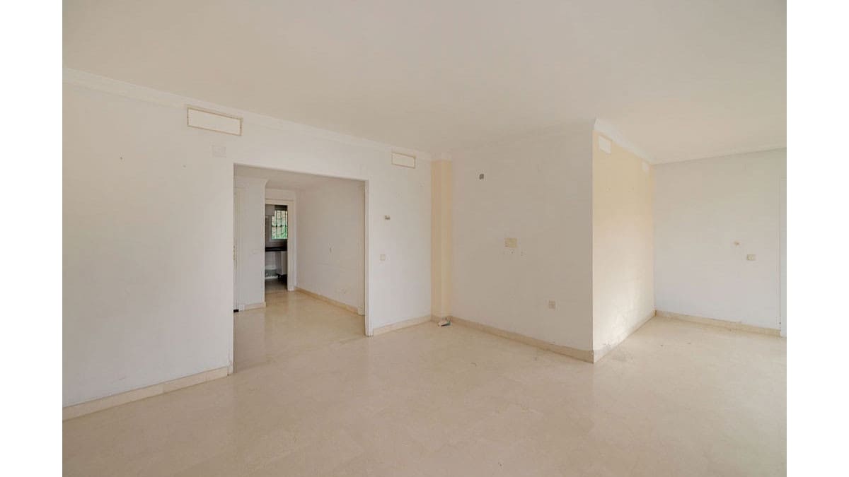 3 bedroom Apartment for sale in La Quinta with pool - € 420,000 (Ref: 9003373)