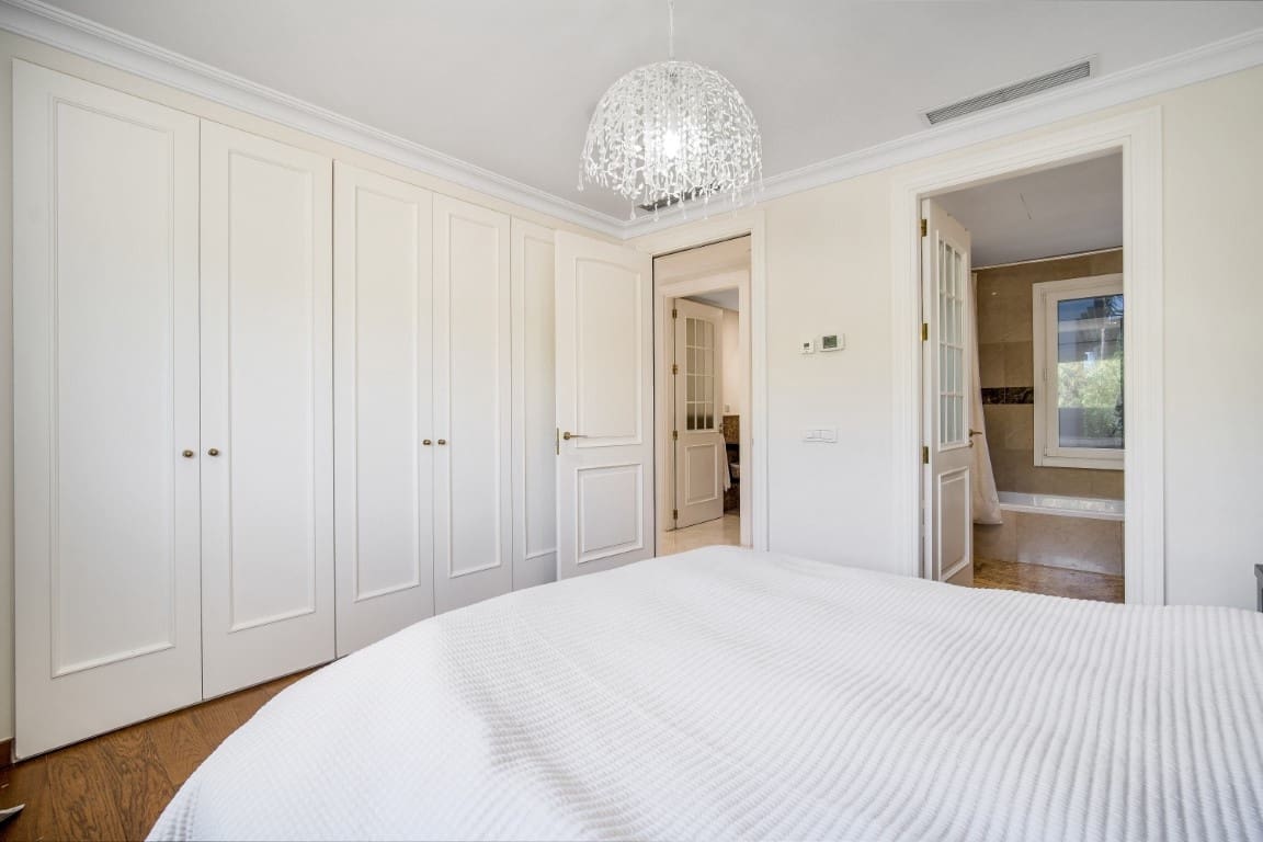 5 bedroom Villa for sale in Marbella with pool garage - € 2,650,000 (Ref: 9057766)