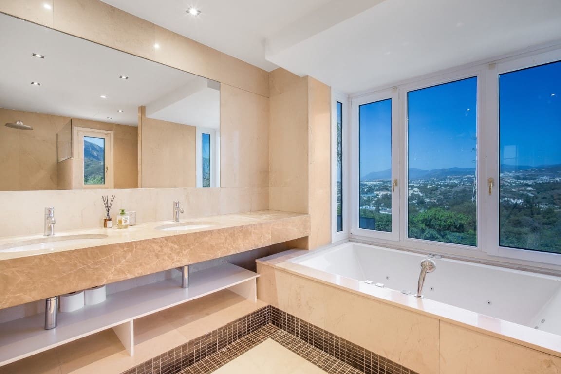 5 bedroom Villa for sale in Marbella with pool garage - € 2,650,000 (Ref: 9057766)