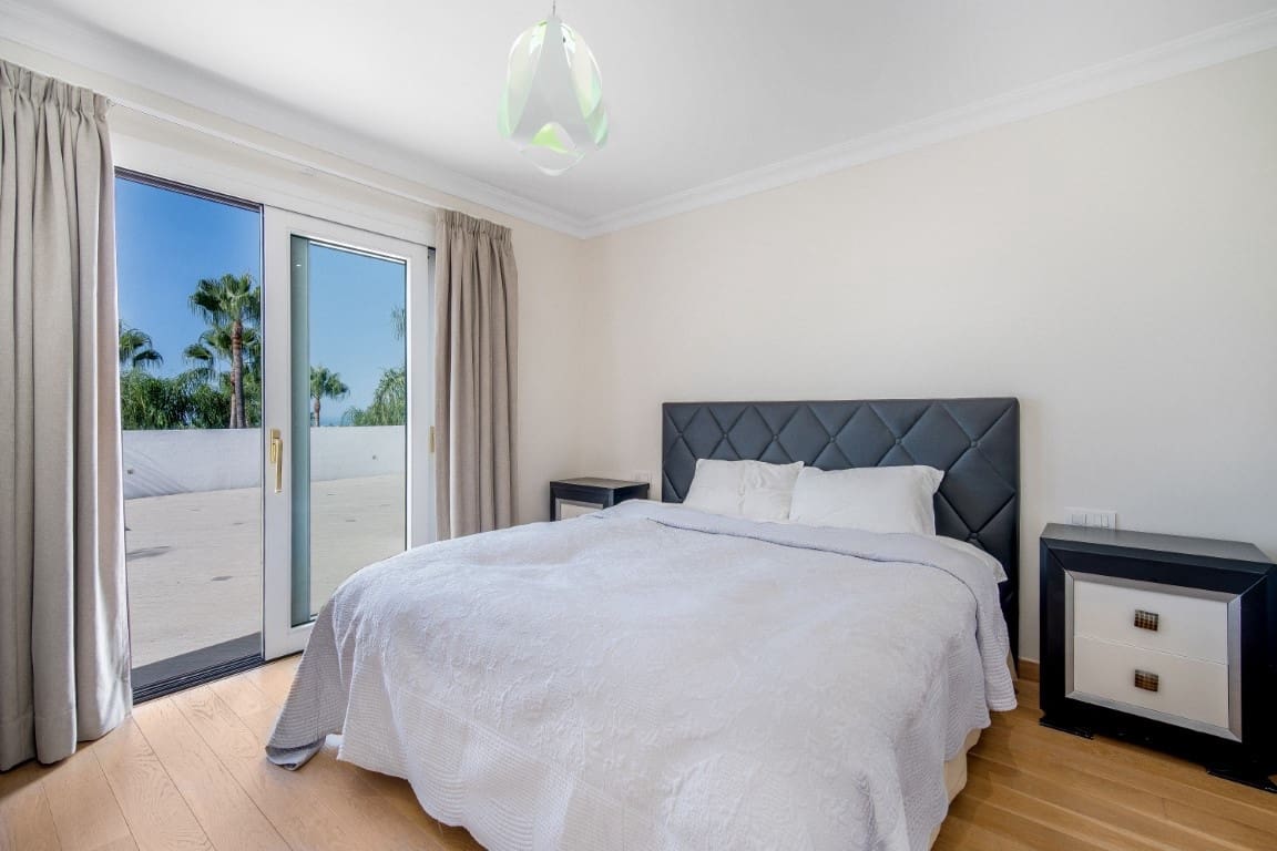 5 bedroom Villa for sale in Marbella with pool garage - € 2,650,000 (Ref: 9057766)