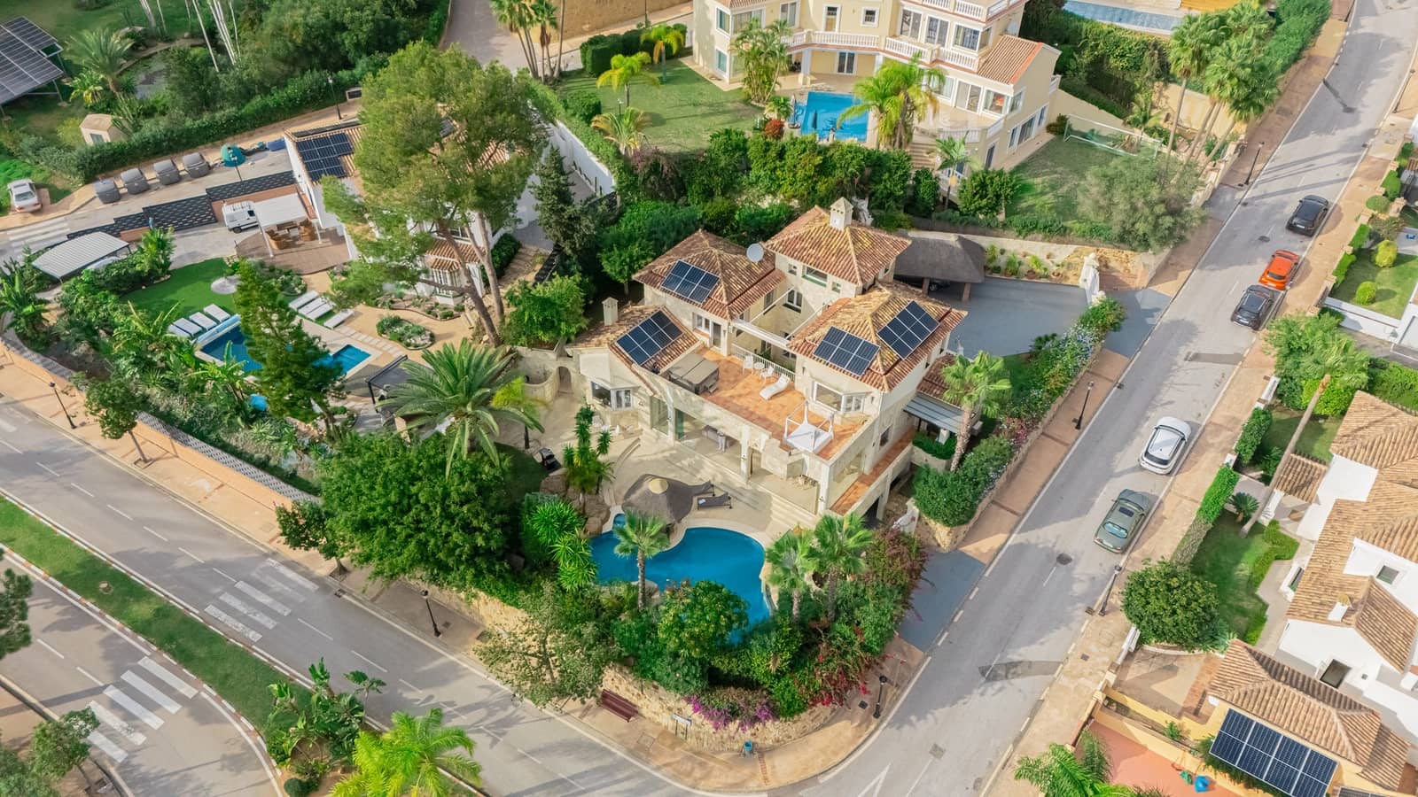 5 makuuhuone Huvila myytävänä paikassa Marbella mukana uima-altaan 
autotalli - 1 990 000 € (Ref: 9057767)