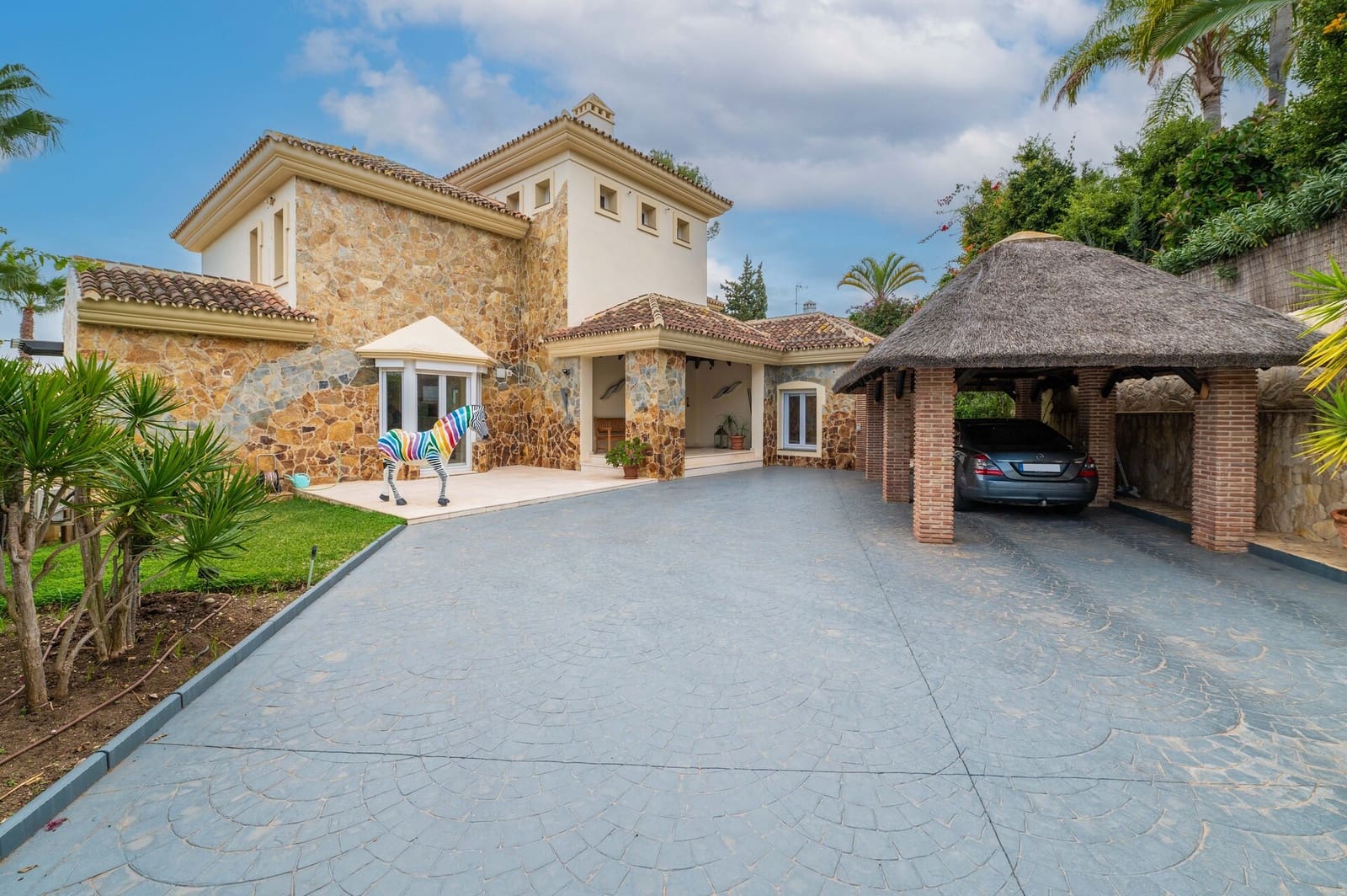 5 makuuhuone Huvila myytävänä paikassa Marbella mukana uima-altaan 
autotalli - 1 990 000 € (Ref: 9057767)