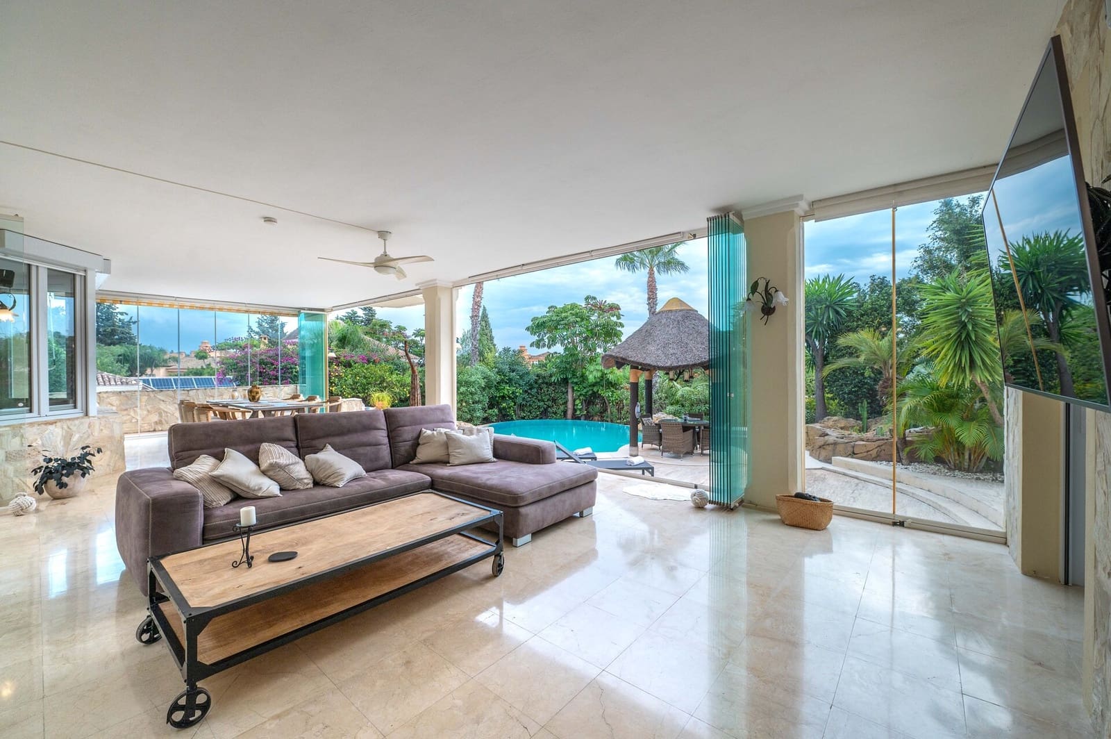 5 Zimmer Villa zu verkaufen in Marbella mit Pool Garage - 1.990.000 € (Ref: 9057767)