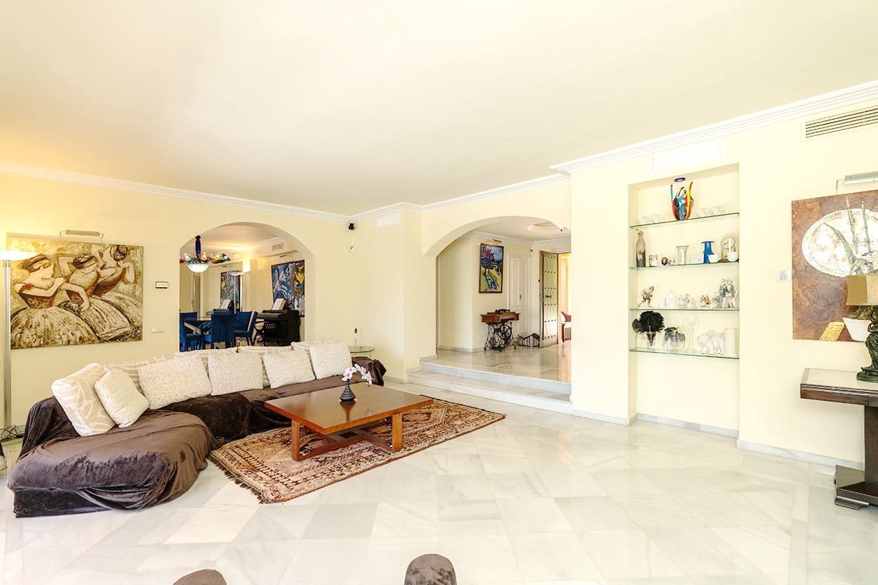 5 bedroom Villa for sale in Marbella with pool garage - € 3,750,000 (Ref: 9062579)