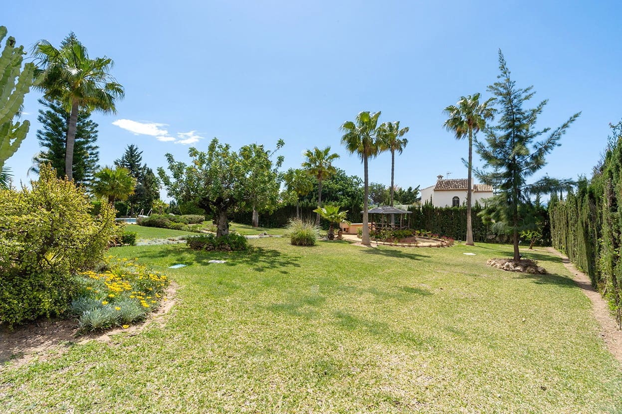 5 bedroom Villa for sale in Marbella with pool garage - € 3,750,000 (Ref: 9062579)