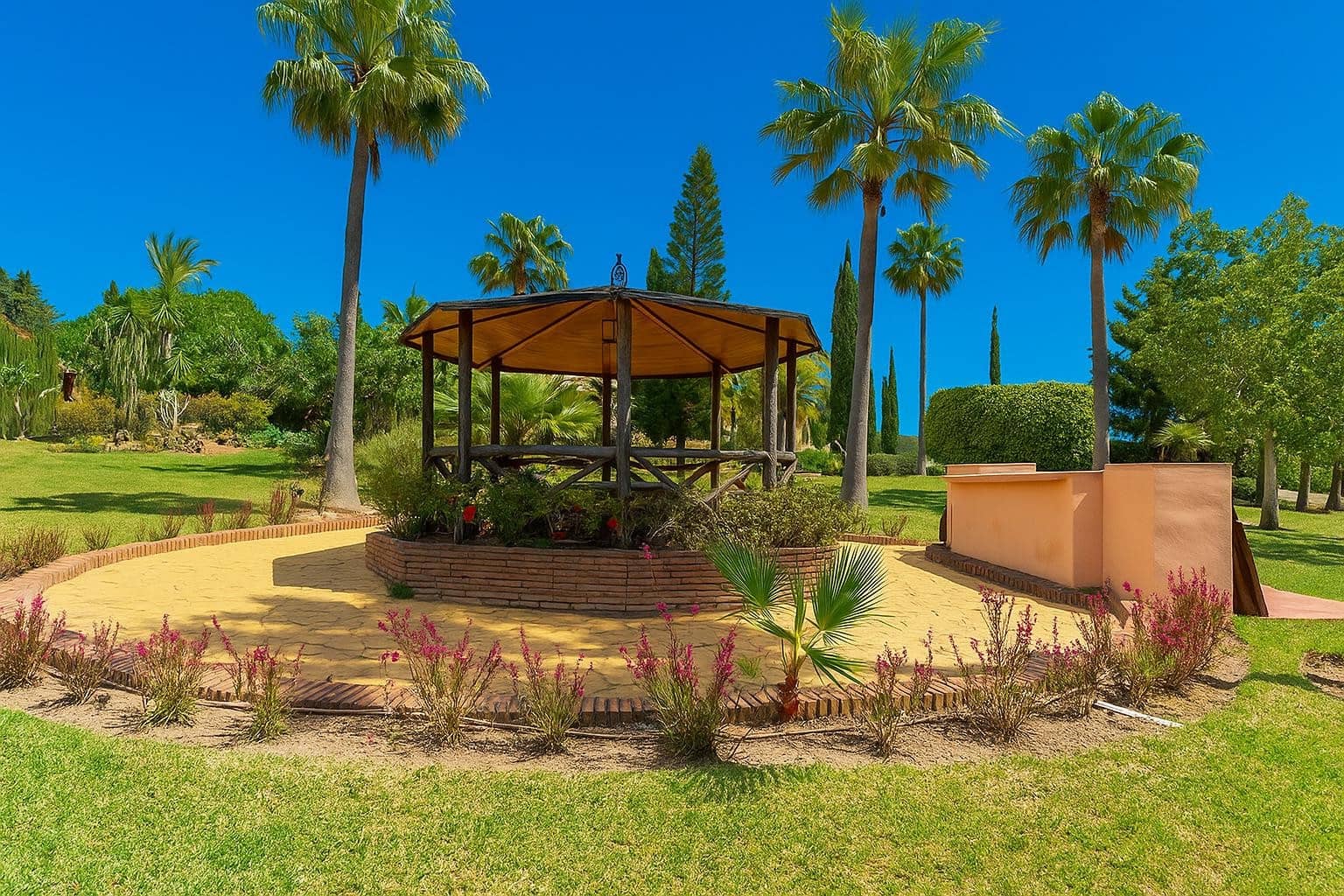 5 bedroom Villa for sale in Marbella with pool garage - € 3,750,000 (Ref: 9062579)