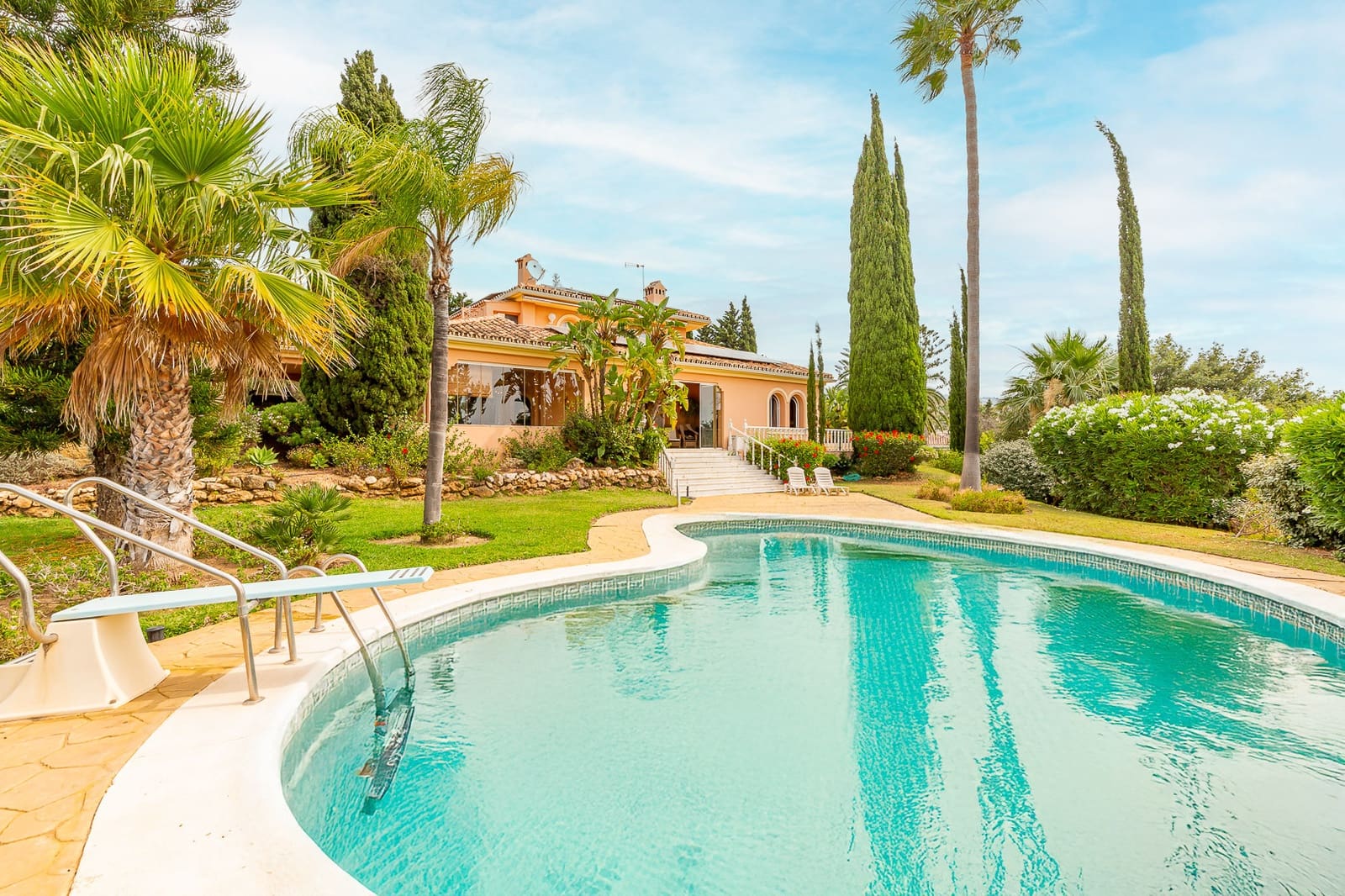 5 bedroom Villa for sale in Marbella with pool garage - € 3,750,000 (Ref: 9062579)
