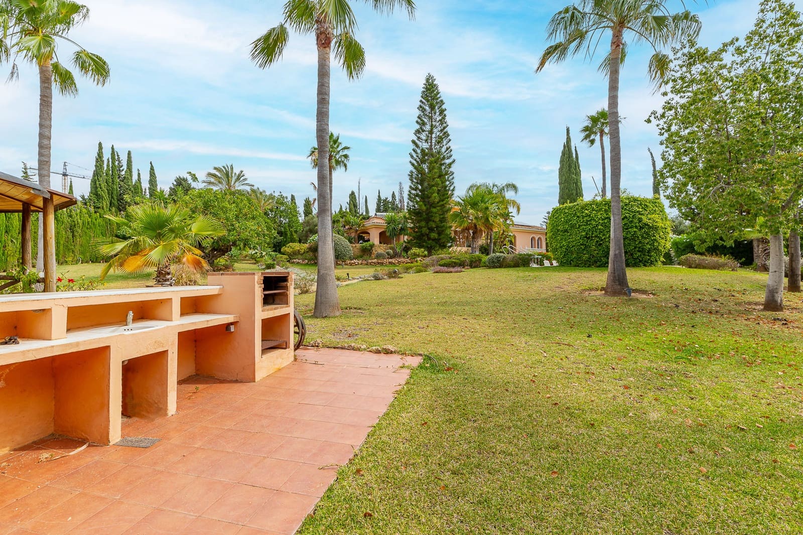 5 bedroom Villa for sale in Marbella with pool garage - € 3,750,000 (Ref: 9062579)