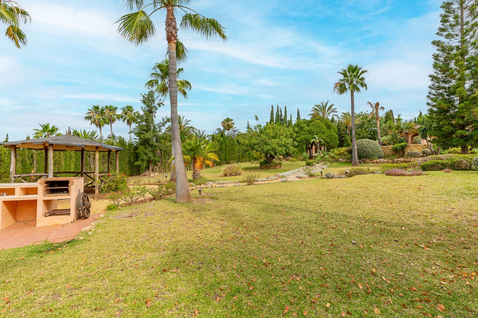 5 bedroom Villa for sale in Marbella with pool garage - € 3,750,000 (Ref: 9062579)