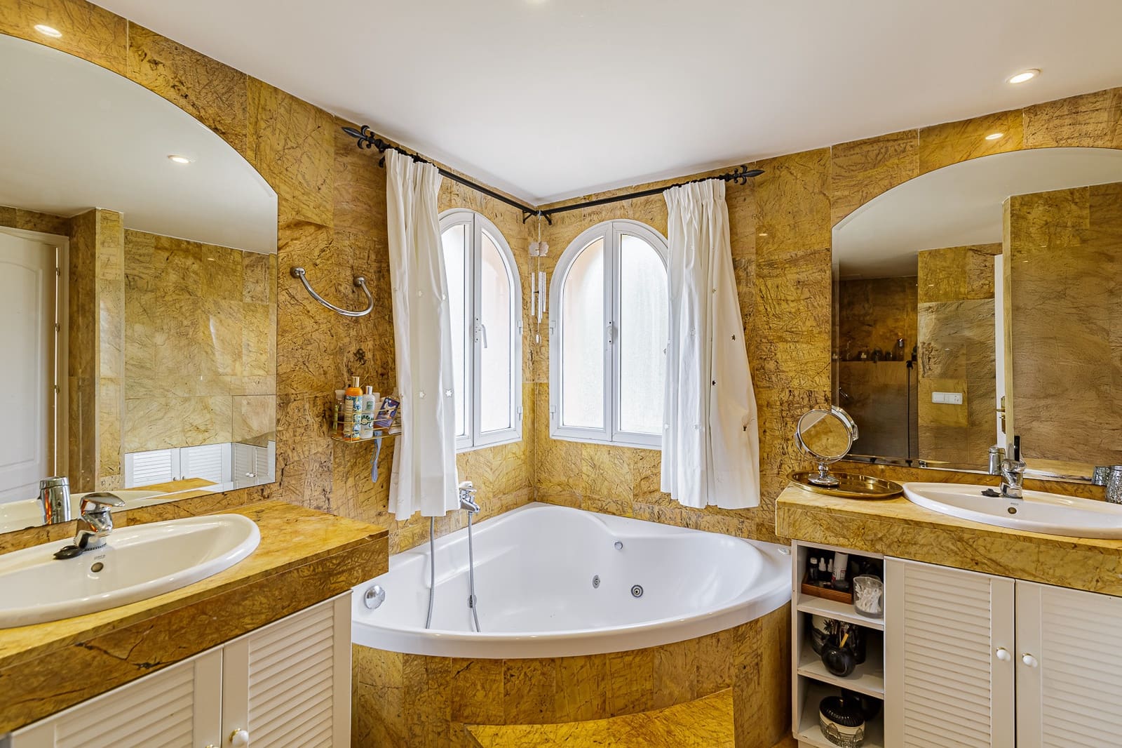 5 bedroom Villa for sale in Marbella with pool garage - € 3,750,000 (Ref: 9062579)