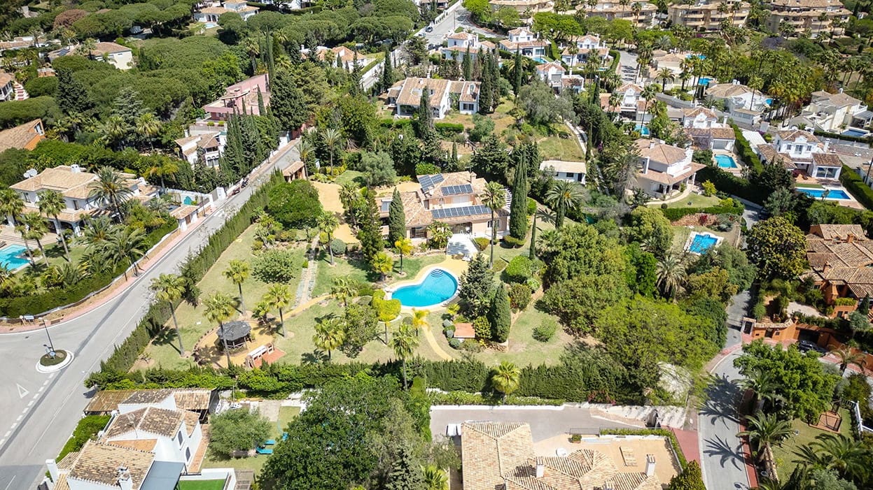 5 bedroom Villa for sale in Marbella with pool garage - € 3,750,000 (Ref: 9062579)