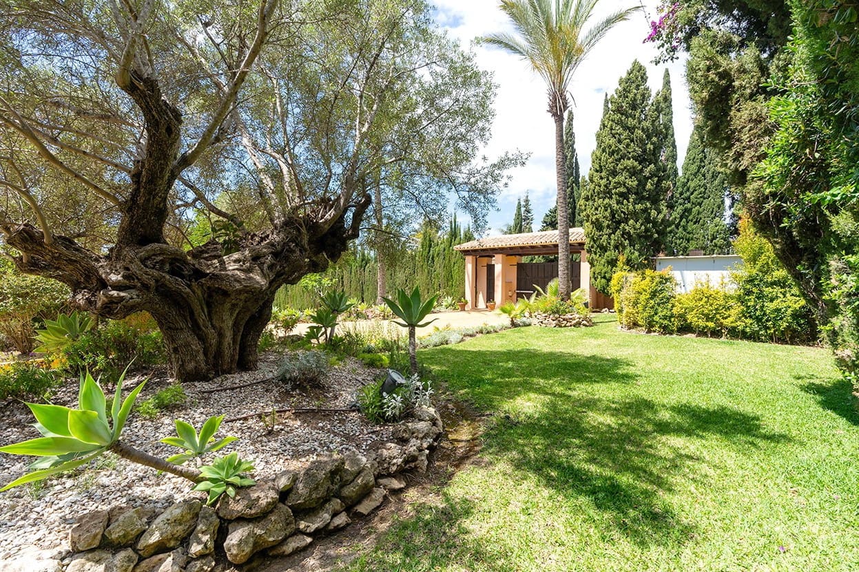 5 bedroom Villa for sale in Marbella with pool garage - € 3,750,000 (Ref: 9062579)