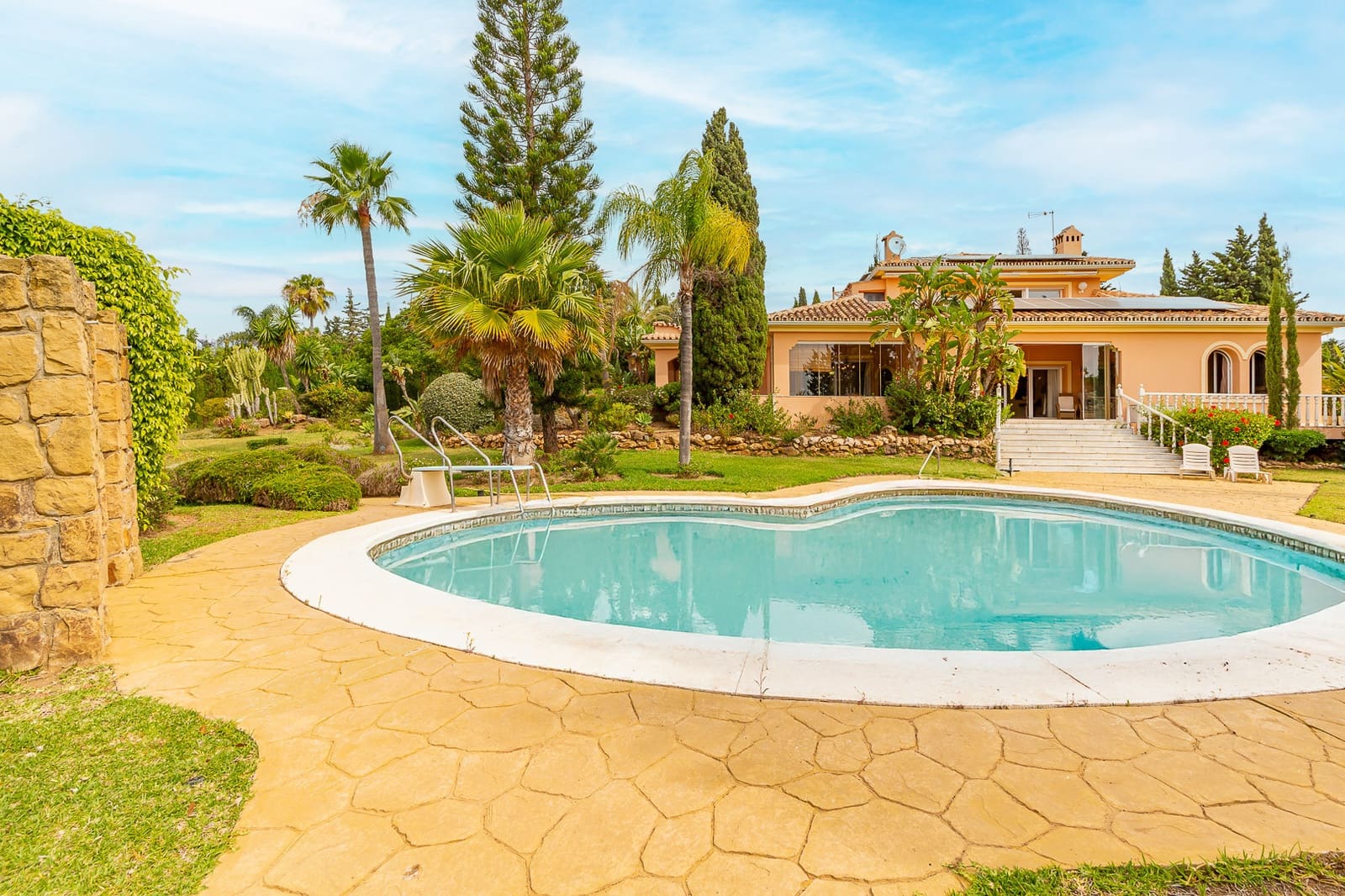 5 bedroom Villa for sale in Marbella with pool garage - € 3,750,000 (Ref: 9062579)