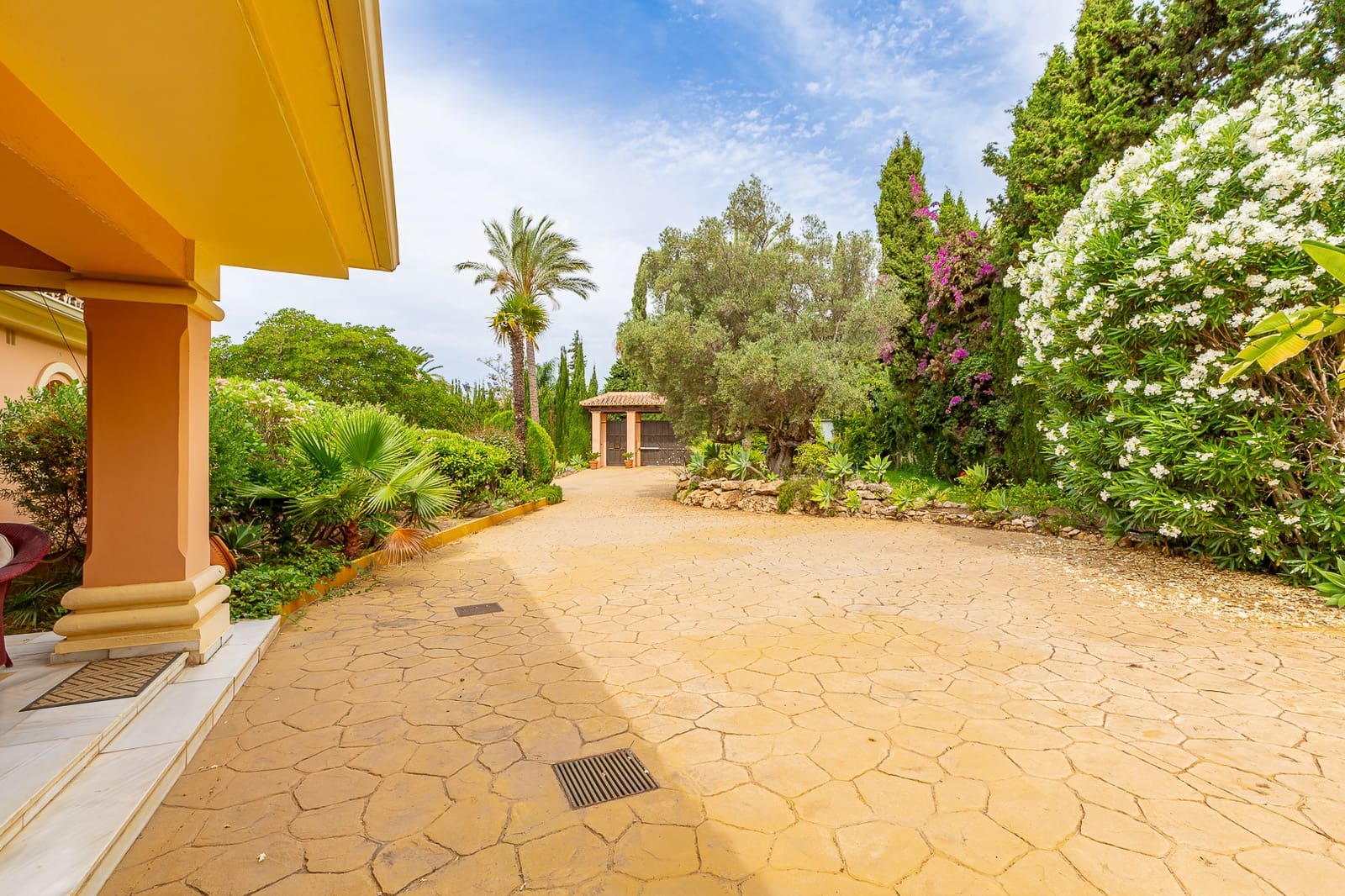 5 bedroom Villa for sale in Marbella with pool garage - € 3,750,000 (Ref: 9062579)