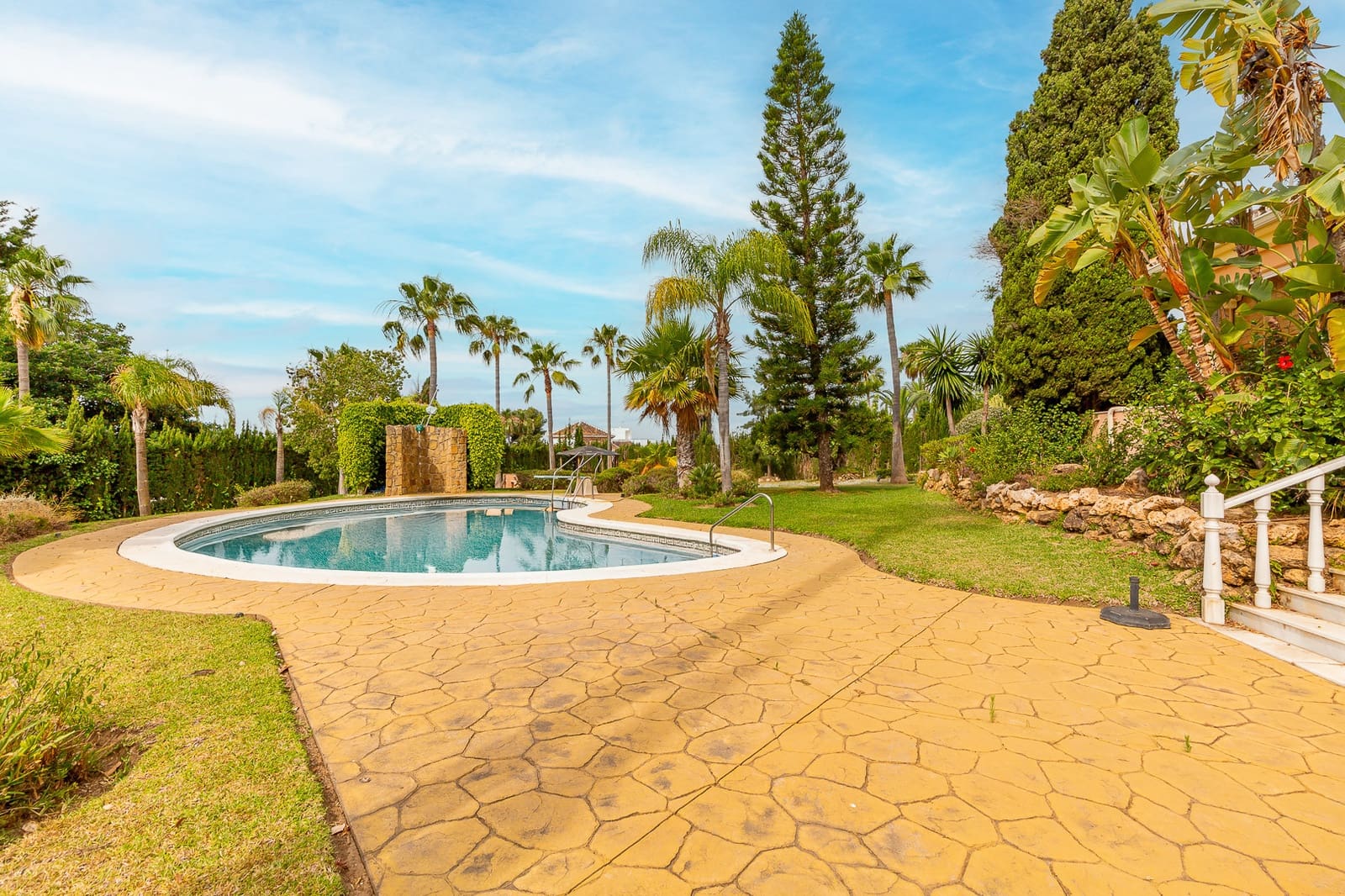 5 bedroom Villa for sale in Marbella with pool garage - € 3,750,000 (Ref: 9062579)