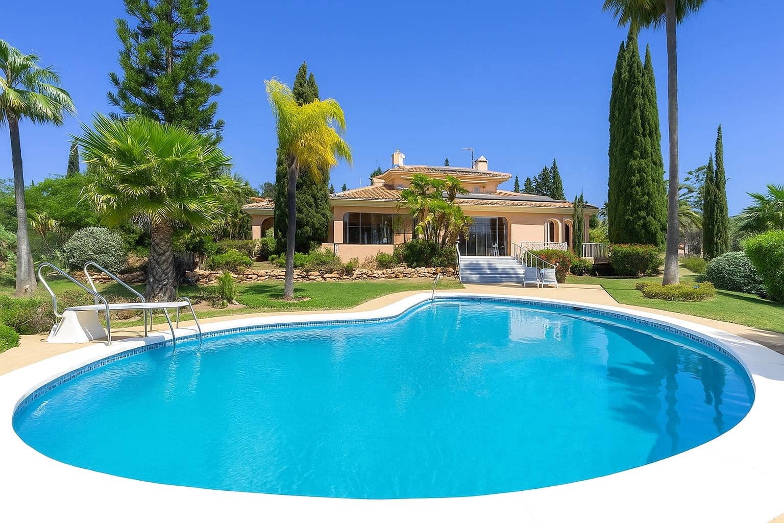 5 soverom Villa til salgs i Marbella med svømmebasseng garasje - € 3 750 000 (Ref: 9062579)