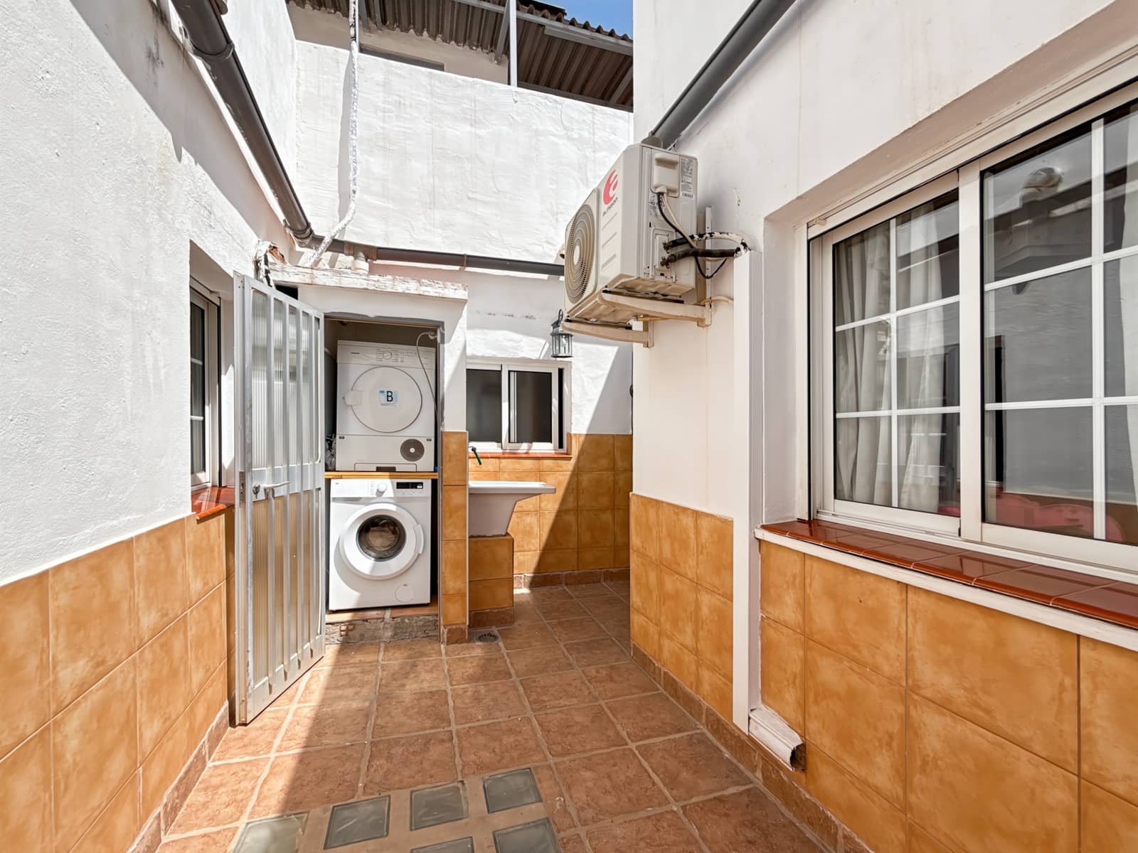 8 bedroom Townhouse for sale in Malaga city - € 510,000 (Ref: 9076295)