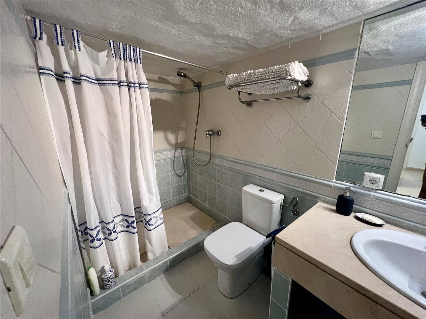 5 soveværelse Semi-Rækkehus til salg i Nueva Andalucia med swimmingpool garage - € 1.050.000 (Ref: 9100885)