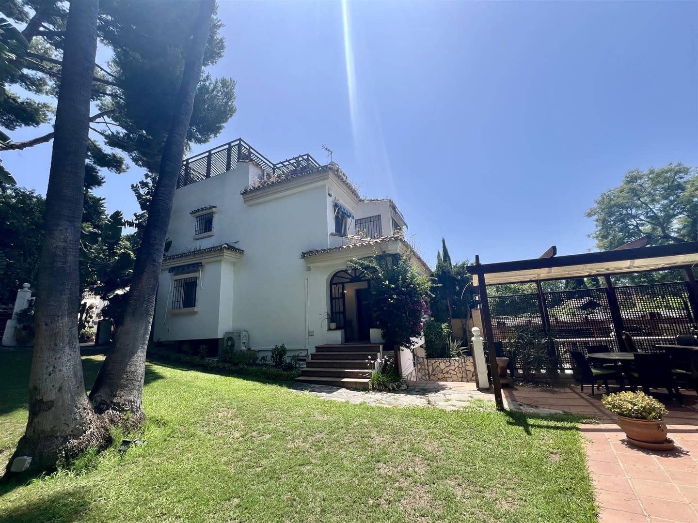 5 soveværelse Semi-Rækkehus til salg i Nueva Andalucia med swimmingpool garage - € 1.050.000 (Ref: 9100885)