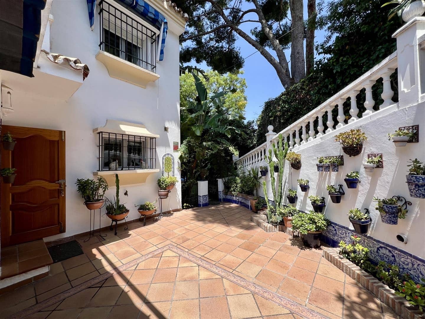 5 soveværelse Semi-Rækkehus til salg i Nueva Andalucia med swimmingpool garage - € 1.050.000 (Ref: 9100885)