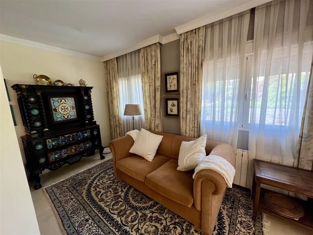 5 soveværelse Semi-Rækkehus til salg i Nueva Andalucia, Marbella med swimmingpool garage - € 1.050.000 (Ref: 9100885)