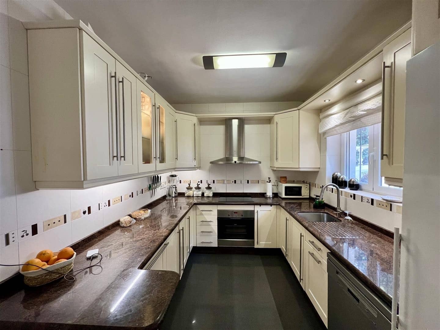 5 soveværelse Semi-Rækkehus til salg i Nueva Andalucia med swimmingpool garage - € 1.050.000 (Ref: 9100885)