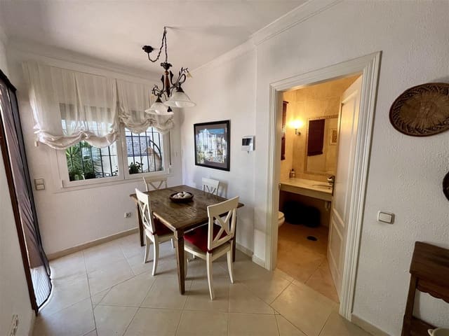 5 soveværelse Semi-Rækkehus til salg i Nueva Andalucia, Marbella med swimmingpool garage - € 1.050.000 (Ref: 9100885)