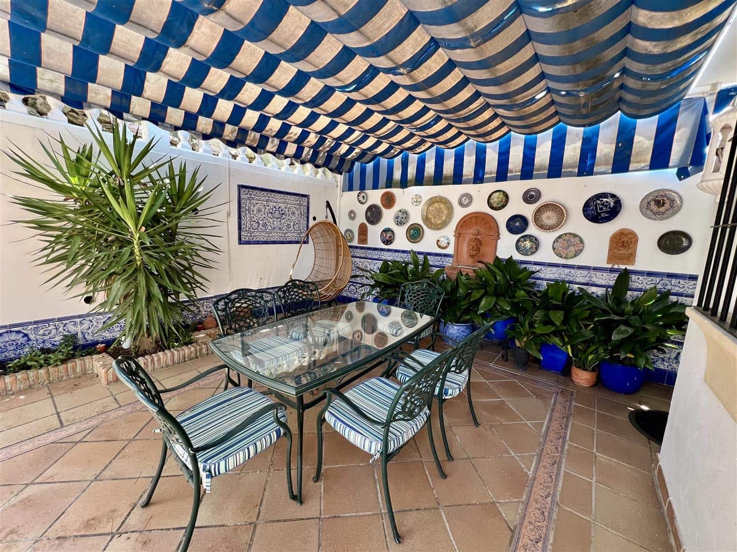 5 soveværelse Semi-Rækkehus til salg i Nueva Andalucia med swimmingpool garage - € 1.050.000 (Ref: 9100885)