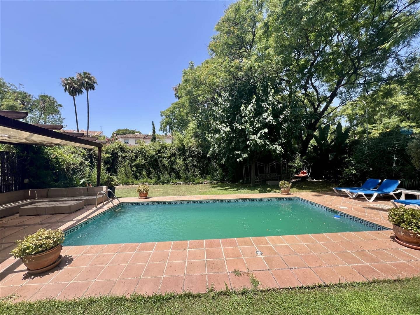 5 soveværelse Semi-Rækkehus til salg i Nueva Andalucia med swimmingpool garage - € 1.050.000 (Ref: 9100885)