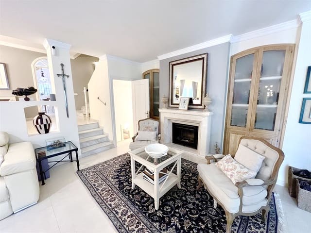 5 soveværelse Semi-Rækkehus til salg i Nueva Andalucia, Marbella med swimmingpool garage - € 1.050.000 (Ref: 9100885)